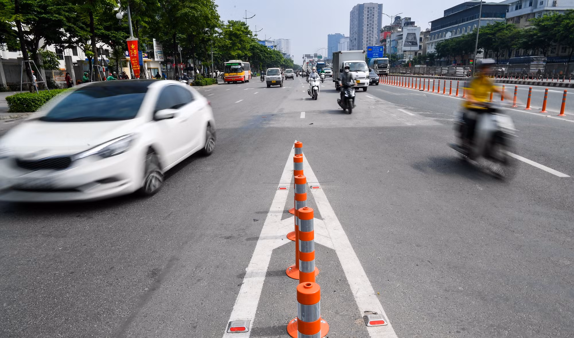 Dải phân cách phân chia 2 làn đường tại cầu vượt Mai Dịch.