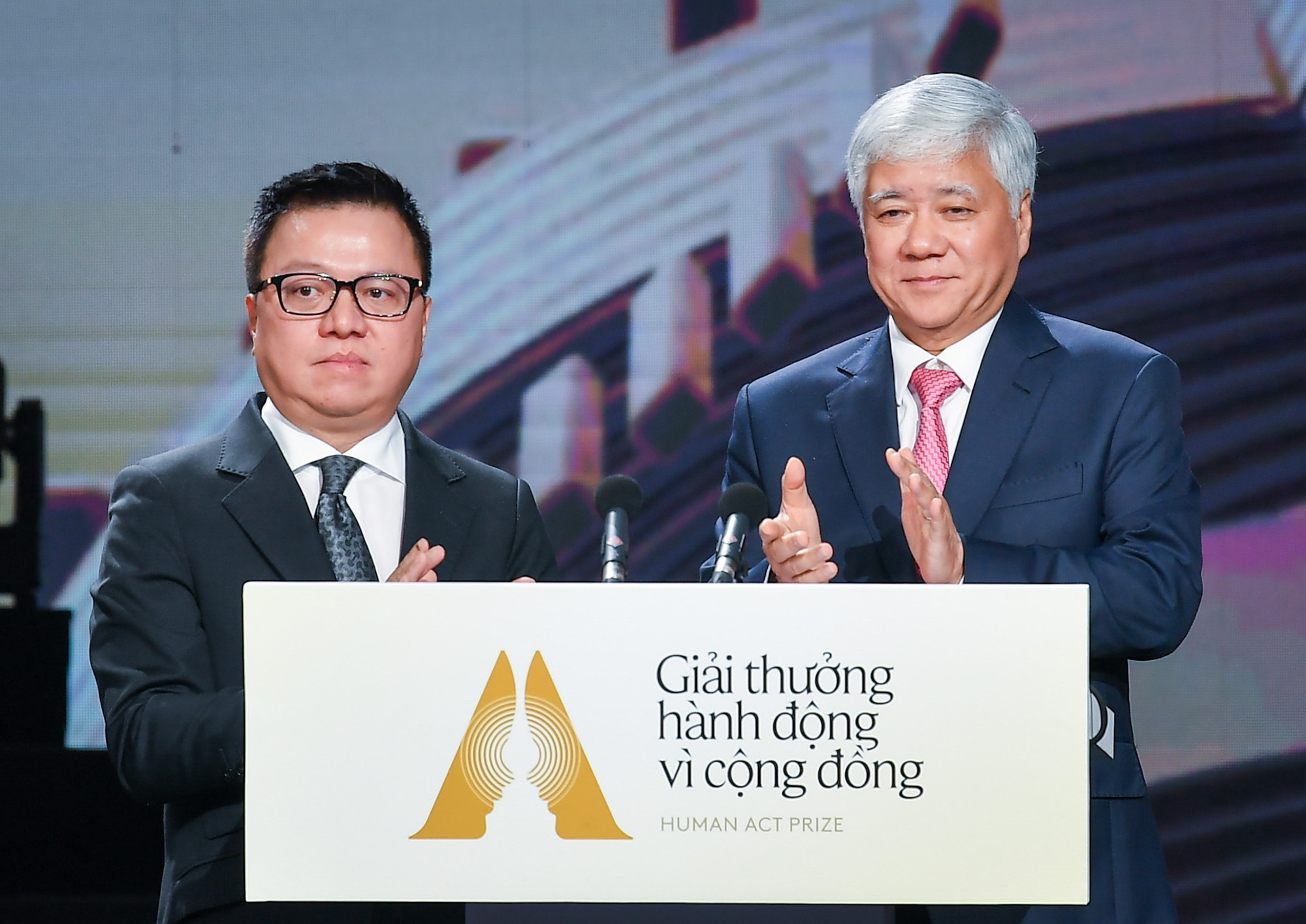 Các đồng chí Đỗ Văn Chiến, Ủy viên Bộ Chính trị, Bí thư Trung ương Đảng, Chủ tịch Ủy ban Trung ương Mặt trận Tổ quốc Việt Nam và Lê Quốc Minh, Ủy viên Ban chấp hành Trung ương Đảng, Tổng Biên tập Báo Nhân Dân, Trưởng ban Tổ chức Giải thưởng hành động vì cộng đồng Human Act Prize 2024 trao giải Human Act Prize cho 5 dự án xuất sắc nhất. Đây cũng là hạng mục giải quan trọng nhất của Giải thưởng Hành động vì Cộng đồng của Báo Nhân Dân - Human Act Prize 2024.