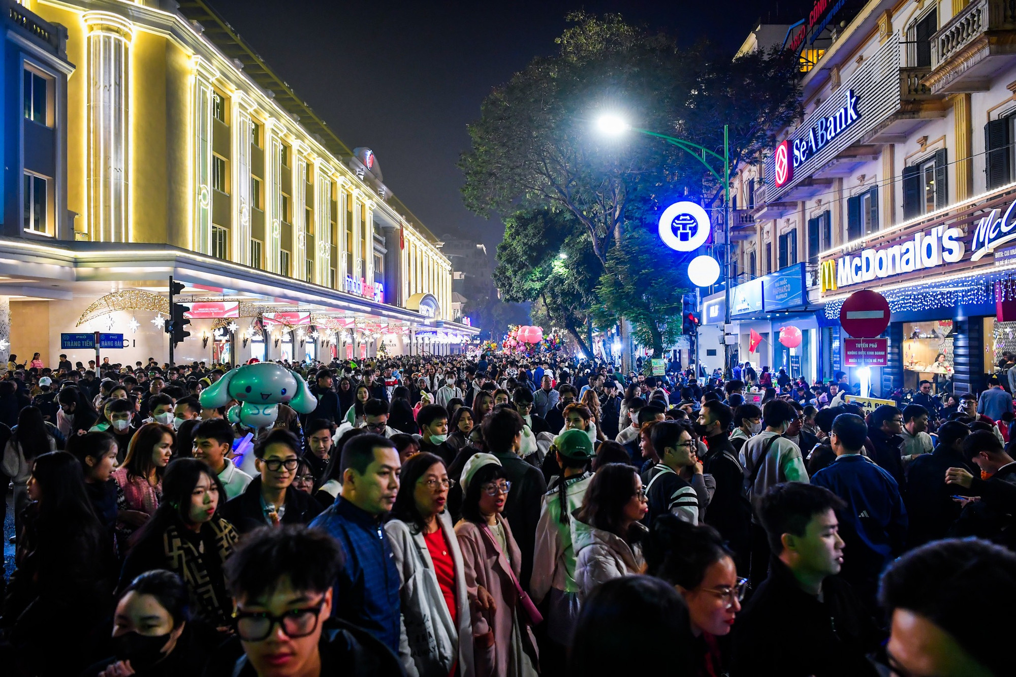 Theo ghi nhận của phóng viên, vào 22 giờ 30 phút, các tuyến phố chung quanh Hồ Hoàn Kiếm đã chật kín người.
