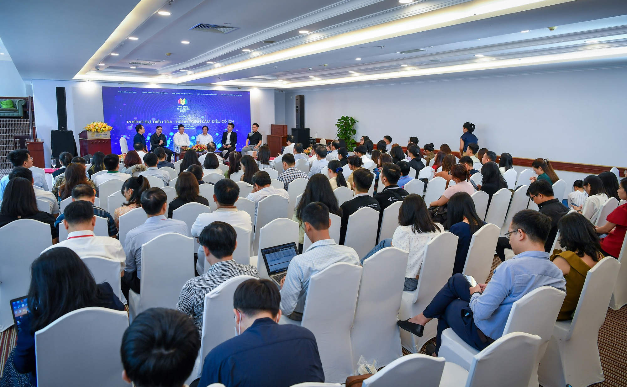 Phiên thảo luận thu hút được rất đông báo giới và công chúng báo chí.