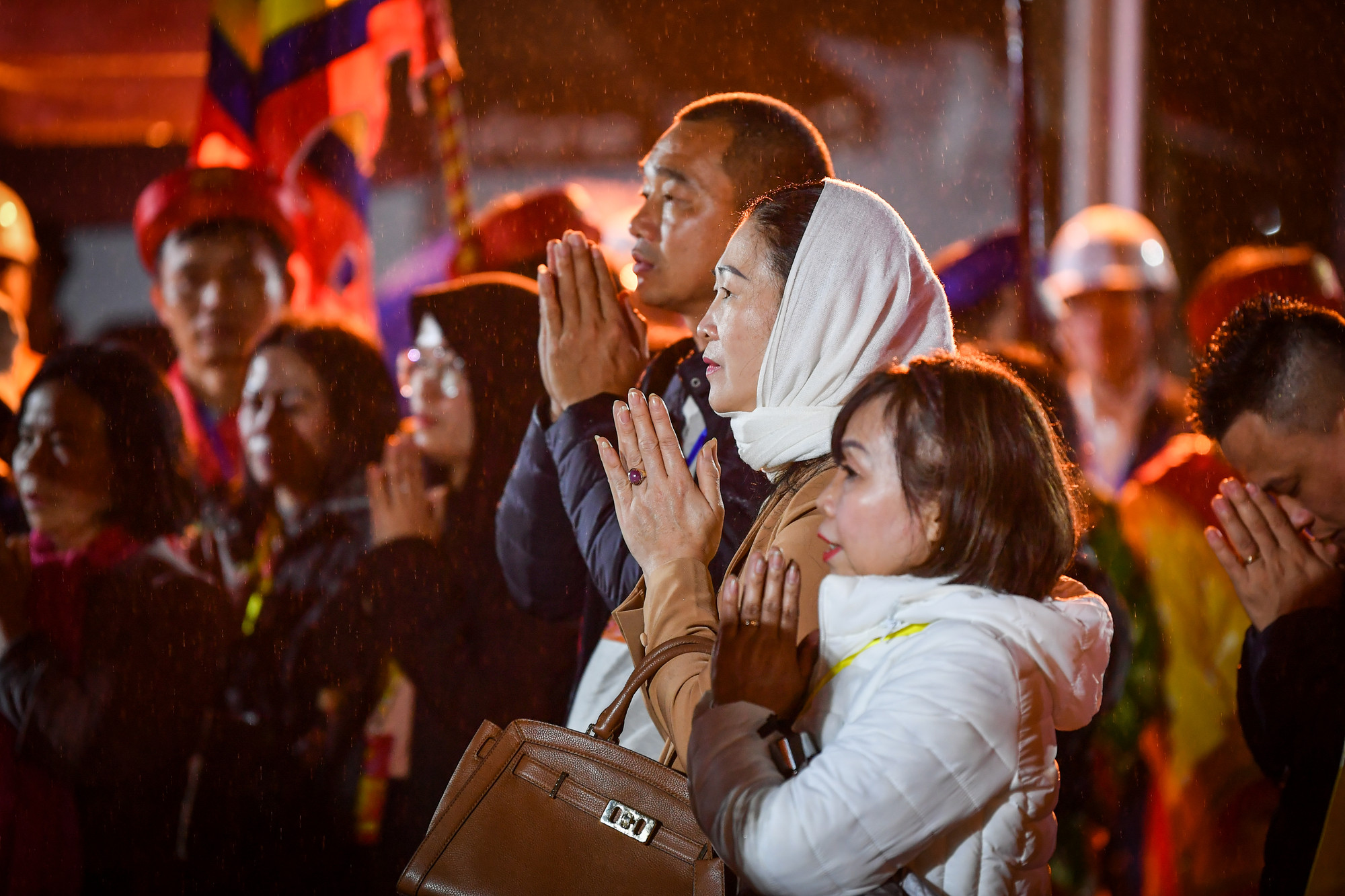 Du khách và người dân bày tỏ lòng thành tâm với Đức Thánh Trần, cầu mong một năm may mắn. Anh Nguyễn Văn Định, tới từ Thanh Hóa cho biết, dù mưa lớn, nhưng anh sẽ nán lại khu vực sân đền tới giờ phát ấn để xin được cánh ấn lộc đầu năm.