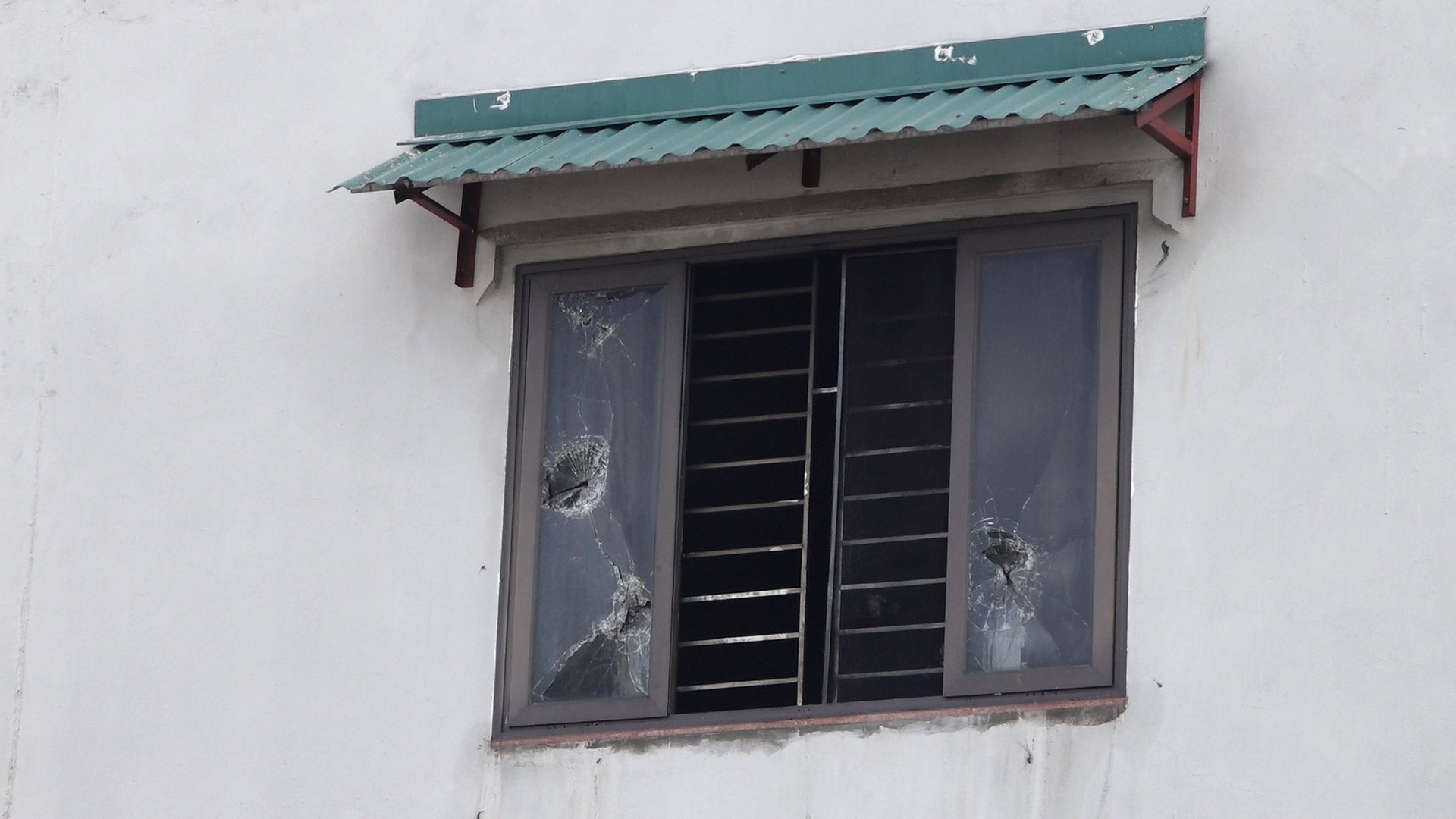 Trong vụ cháy tại Định Công Hạ, rất nhiều người cố gắng phá cửa tạo lối thoát nhưng bất thành. Cửa sổ gồm 3 lớp quá kiên cố khiến cho mọi nỗ lực của họ trở nên vô ích...