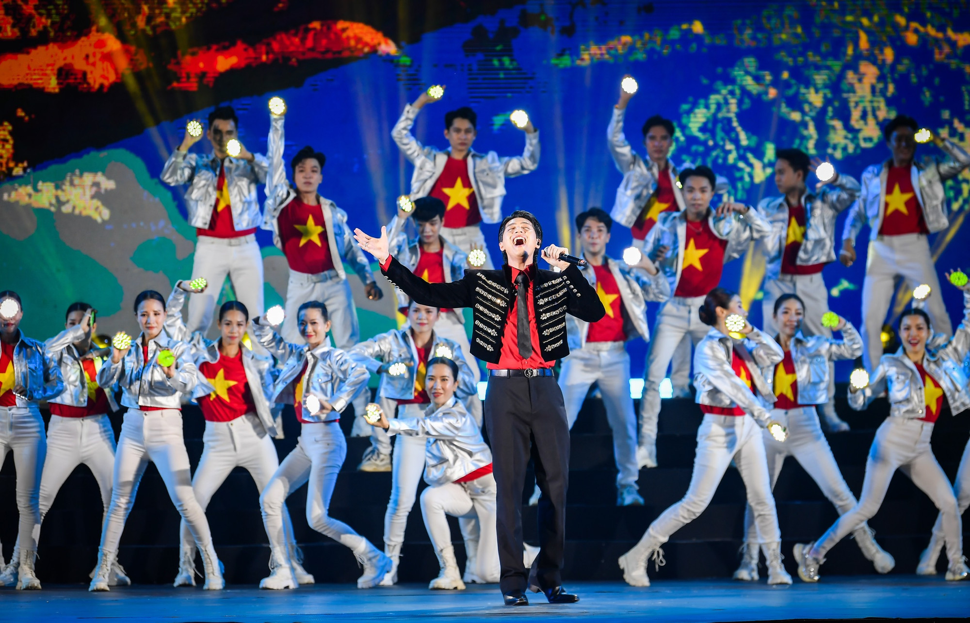 Ca sĩ Noo Phước Thịnh "đốt cháy" sân khấu Tây Ninh.