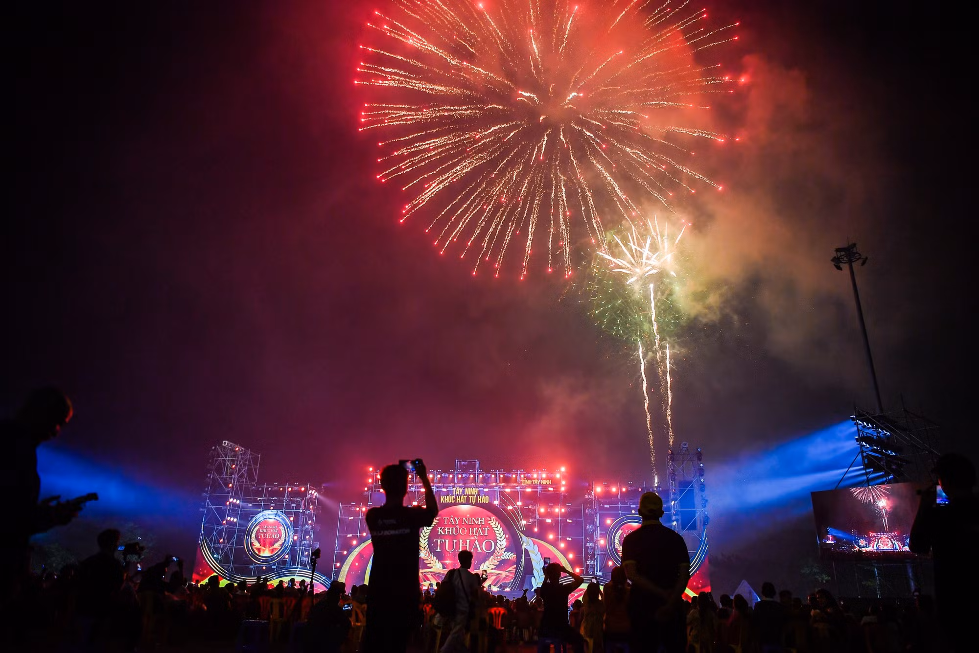 Màn bắn pháo hoa tầm cao kéo dài 15 phút mang lại những cảm xúc đặc biệt cho khán giả và người dân Tây Ninh. Màn bắn pháo hoa tầm cao kéo dài 15 phút mang lại những cảm xúc đặc biệt cho khán giả và người dân Tây Ninh.
