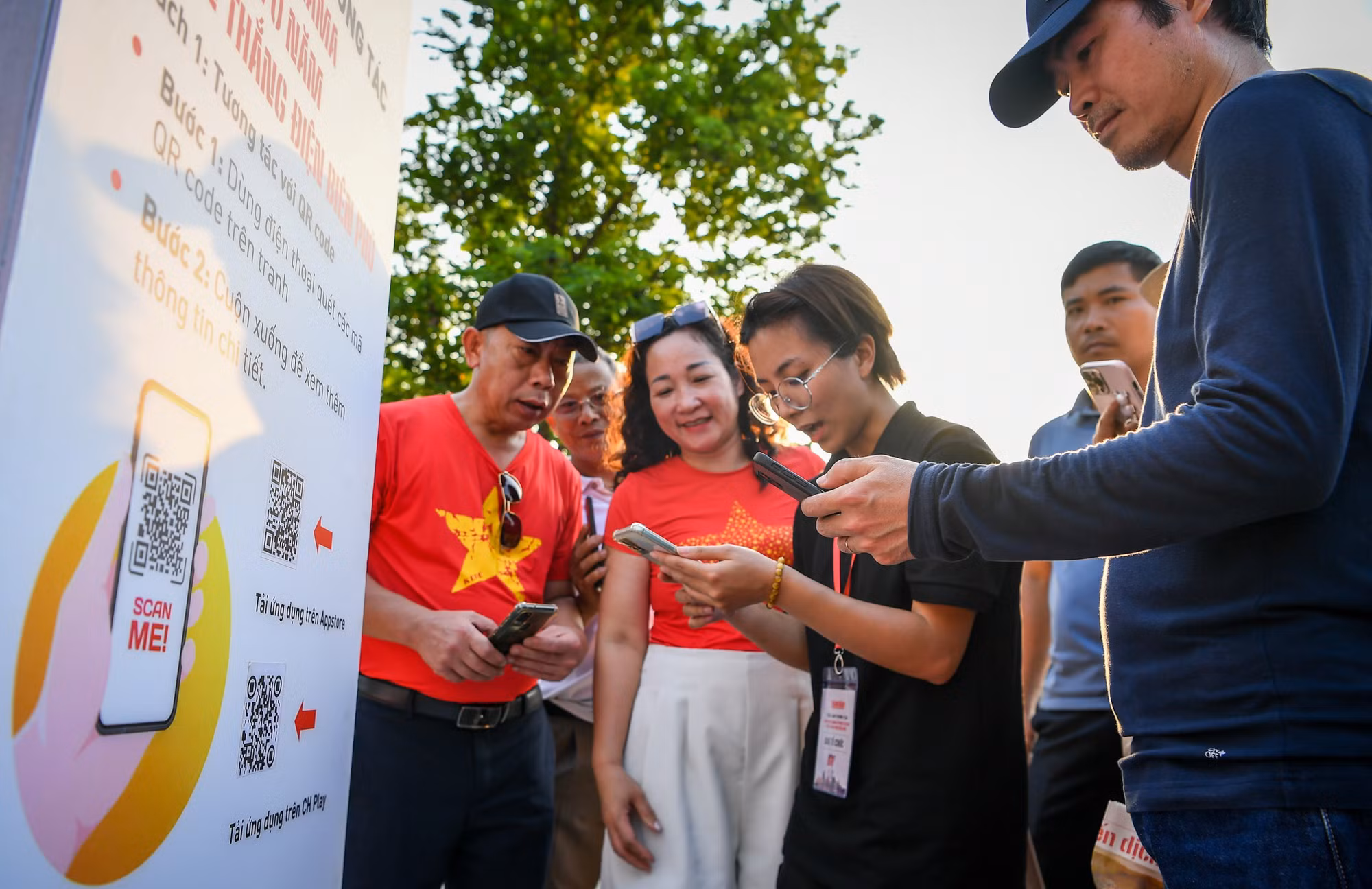 Những người yêu thích công nghệ có thể trải nghiệm tương tác bằng cách dùng điện thoại quét các mã QR trên tranh hoặc tải ứng dụng xem hình ảnh chuyển động bằng công nghệ thực tế tăng cường (AR)