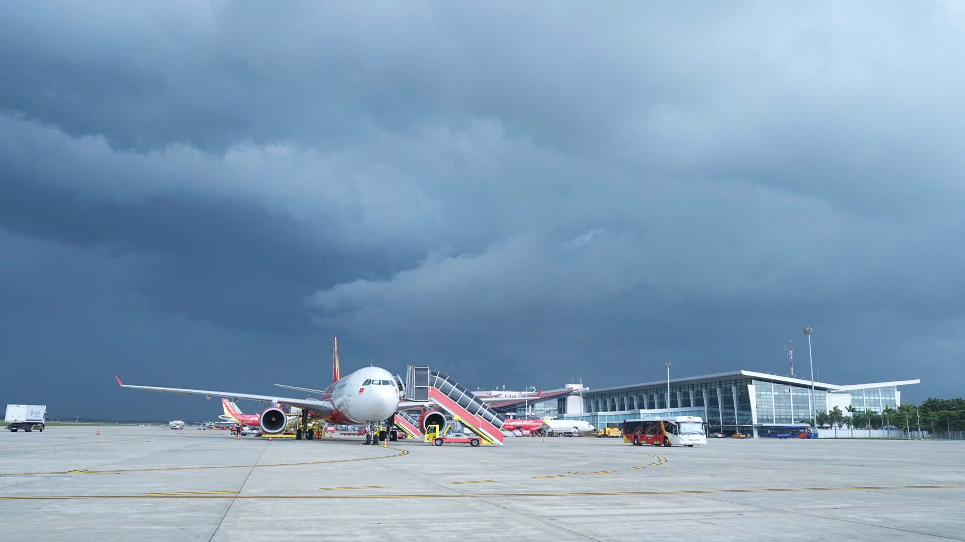 [Ảnh] Cận cảnh quy trình chằng, néo máy bay trước bão số 3 tại sân bay Nội Bài ảnh 8