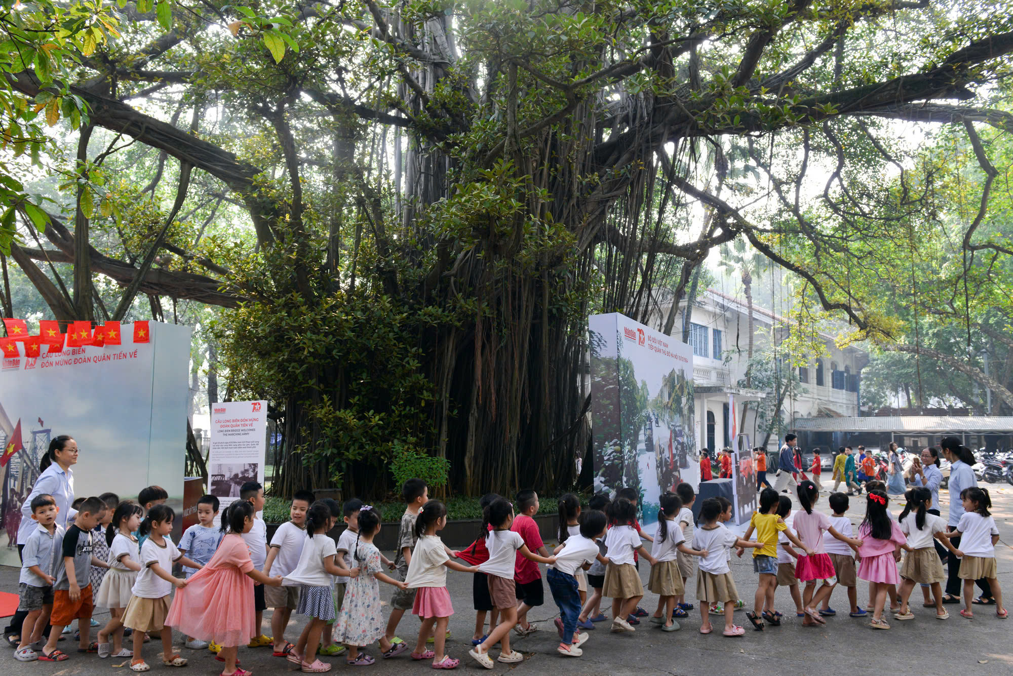 [Ảnh] Hàng nghìn người tham quan Triển lãm tương tác Cột cờ Hà Nội ảnh 1