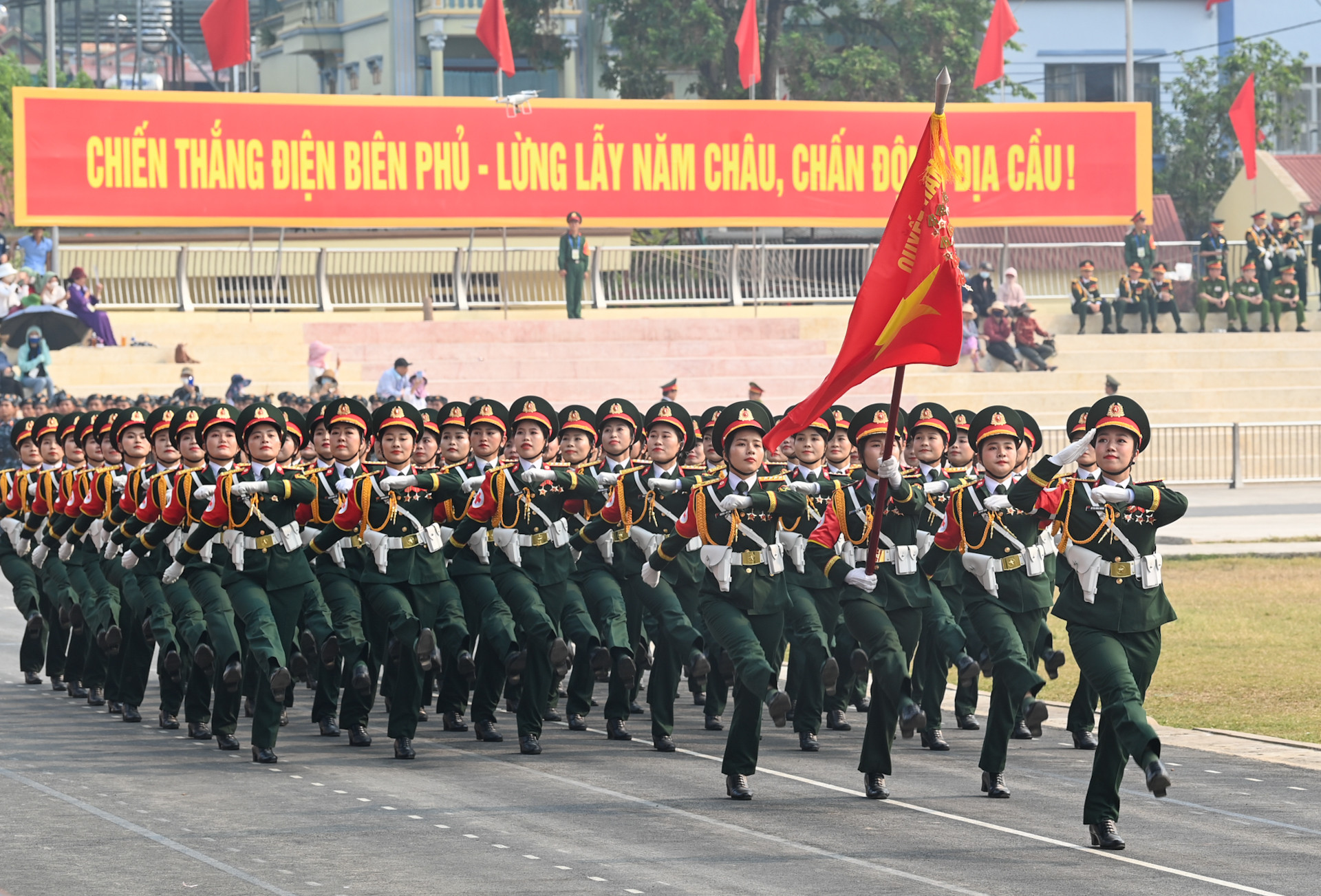Khối nữ Quân y tham gia buổi Tổng duyệt diễu binh, diễu hành tại sân vận động tỉnh Điện Biên sáng 5/5.