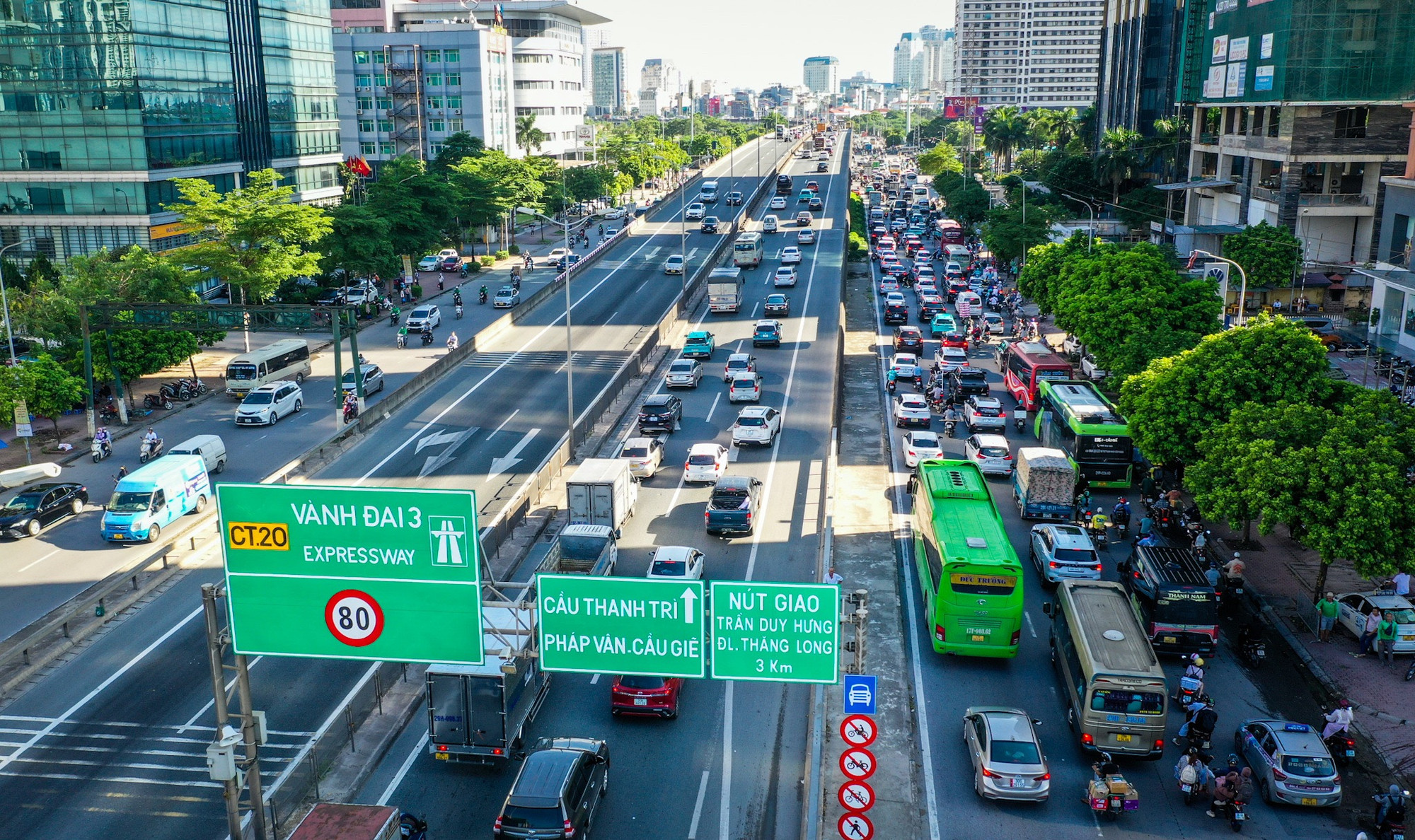 Theo ghi nhận của phóng viên, cuối giờ tan tầm chiều 30/8, các phương tiện vẫn có thể di chuyển chậm theo hướng từ Phạm Văn Đồng - Thanh Xuân theo vành đai 3. Theo ghi nhận của phóng viên, cuối giờ tan tầm chiều 30/8, các phương tiện vẫn có thể di chuyển chậm theo hướng từ Phạm Văn Đồng - Thanh Xuân theo vành đai 3.