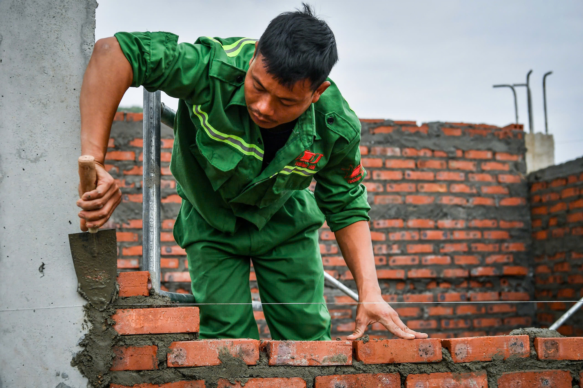 Để bảo đảm tiến độ, 85 kỹ sư, công nhân chia thành 5 tổ, mỗi tổ phụ trách thi công 2 căn nhà, thi công 3 ca liên tục ngày đêm.