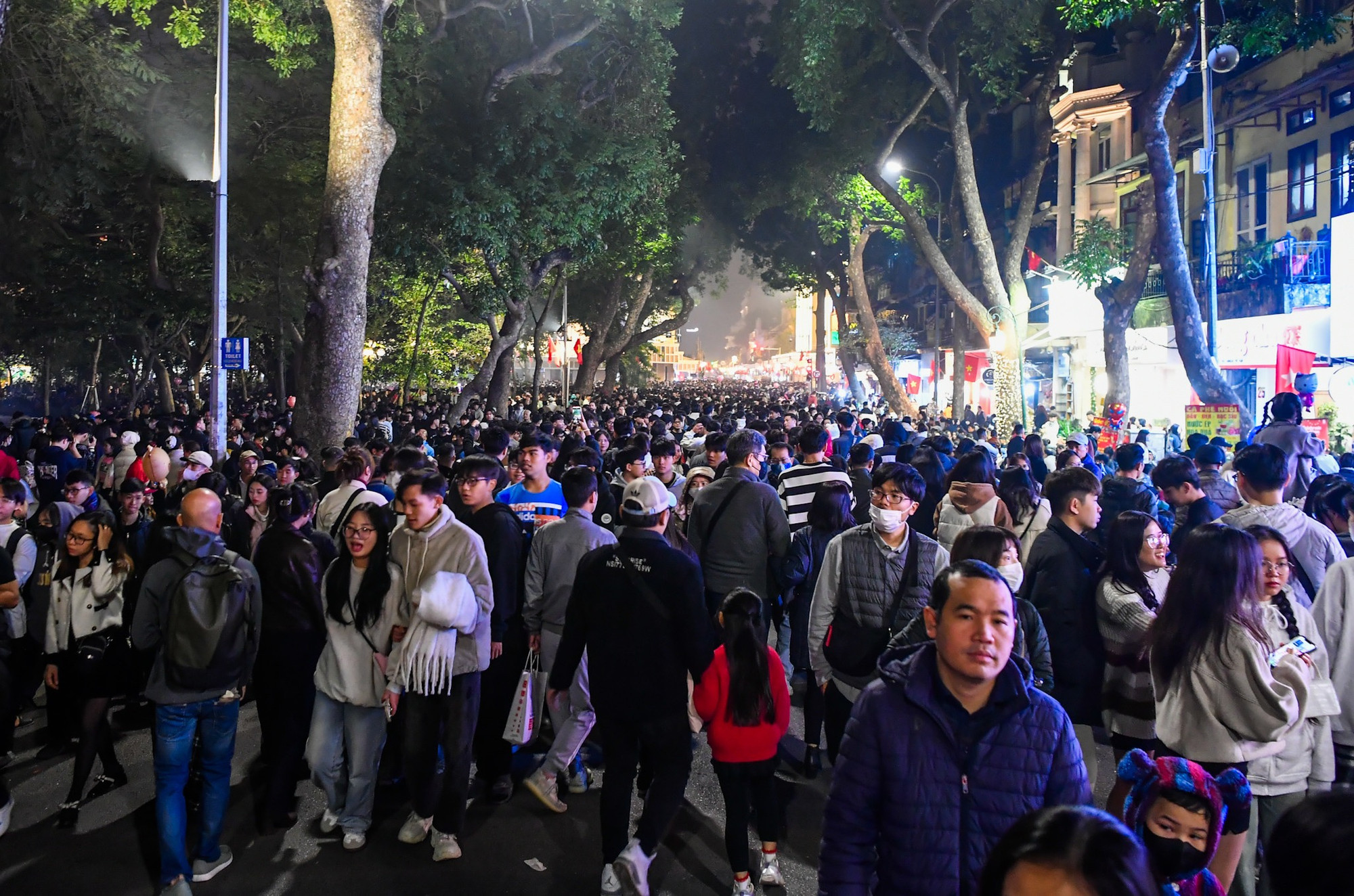 Năm nay Thủ đô Hà Nội có 5 điểm bắn pháo hoa, trong đó có 2 điểm ở quận Hoàn Kiếm (trước trụ sở báo Hà Nội mới và trước Bưu điện Hà Nội - điểm bắn trong hình), 1 điểm tại khuôn viên đường đua F1 (quận Nam Từ Liêm), 1 điểm tại hồ Văn Quán (Hà Đông), 1 điểm tại Thành cổ Sơn Tây (Sơn Tây) và 1 điểm tại Trung tâm Thể dục thể thao huyện Đông Anh.