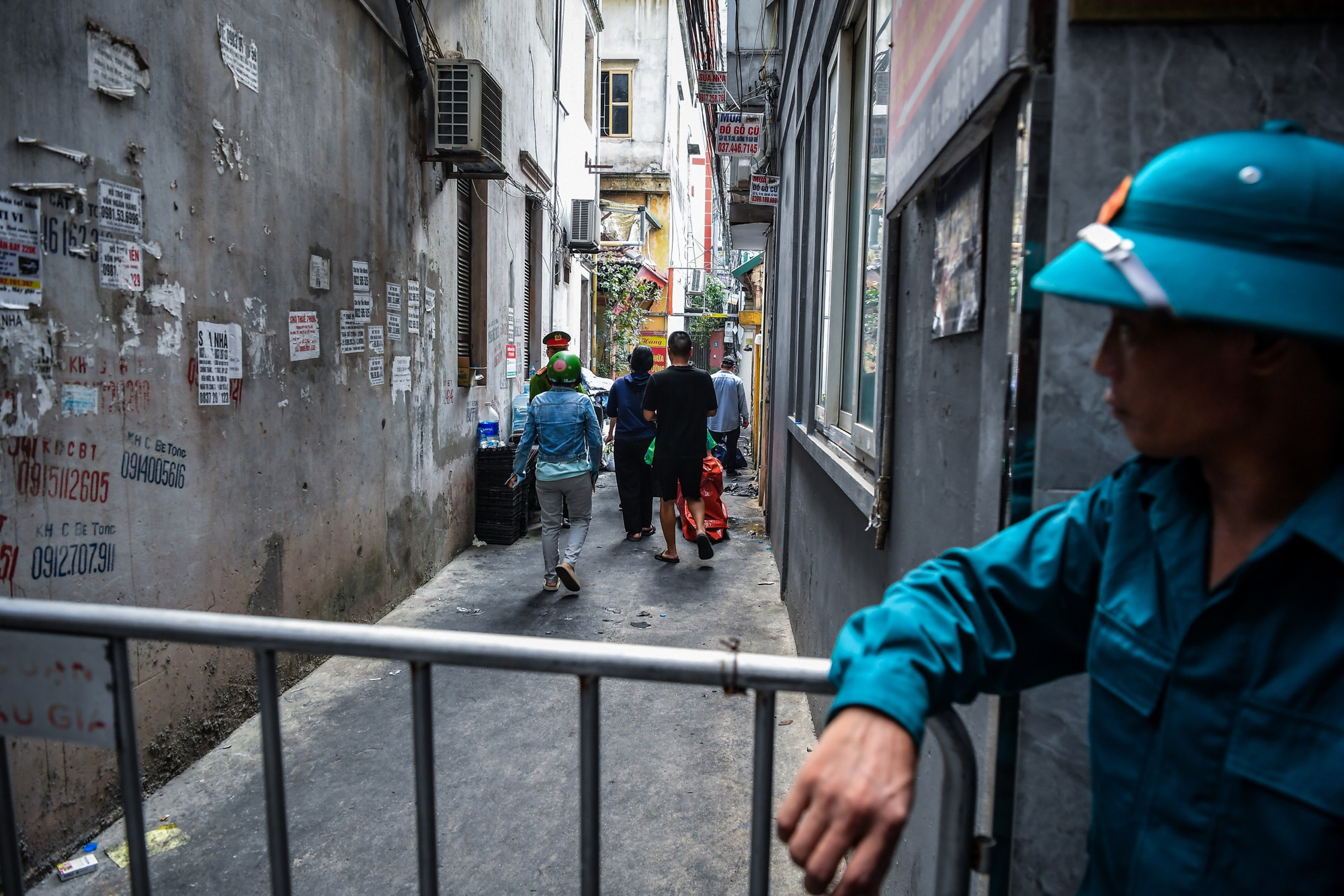 Phía bên ngoài, lực lượng chức năng vẫn làm nhiệm vụ. Những người không có trách nhiệm được yêu cầu không vào bên trong.