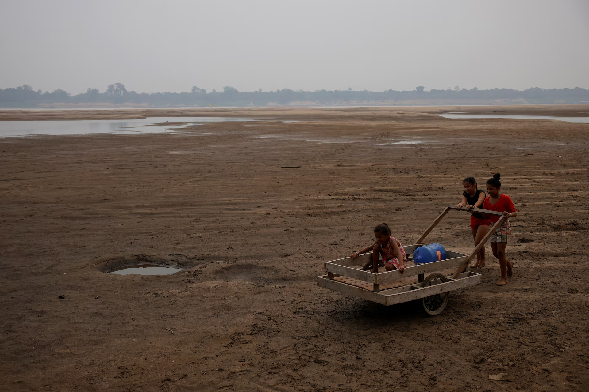 Cháy rừng và hạn hán khiến cuộc sống của hàng nghìn người vốn sống nhờ nguồn tài nguyên dòng Amazon bị đảo lộn.