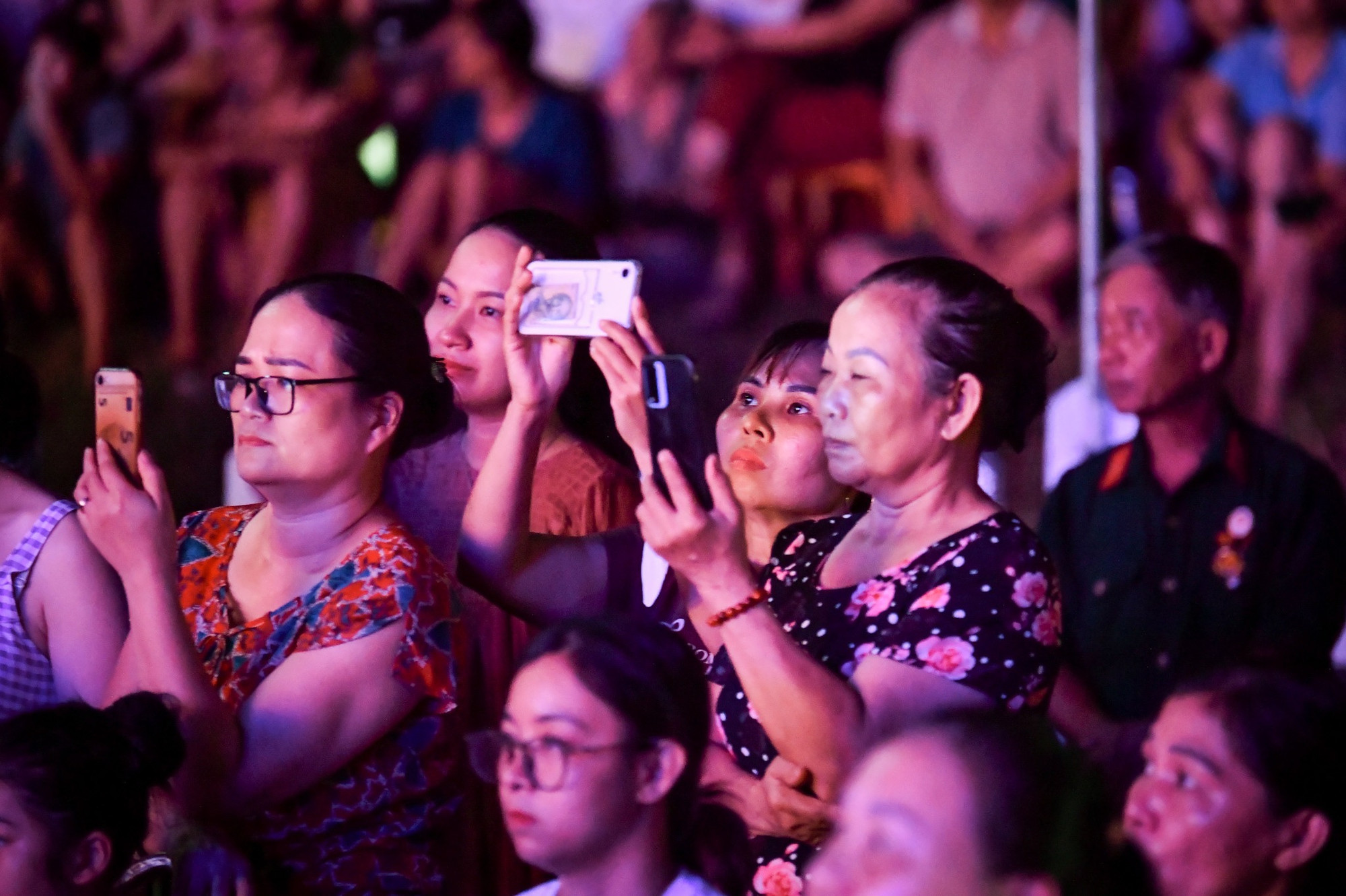 Các khán giả tranh thủ ghi lại những tiết mục trong buổi tổng duyệt.