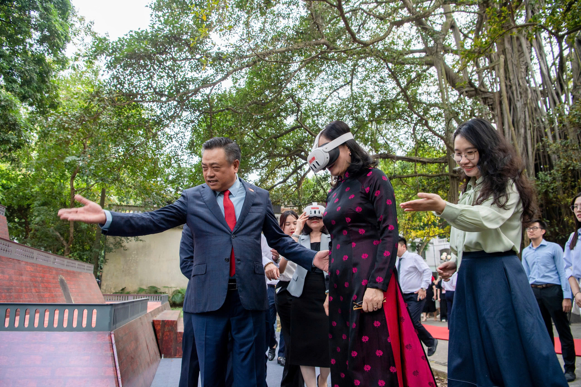 Các đại biểu trải nghiệm Triển lãm tương tác Cột cờ Hà Nội.