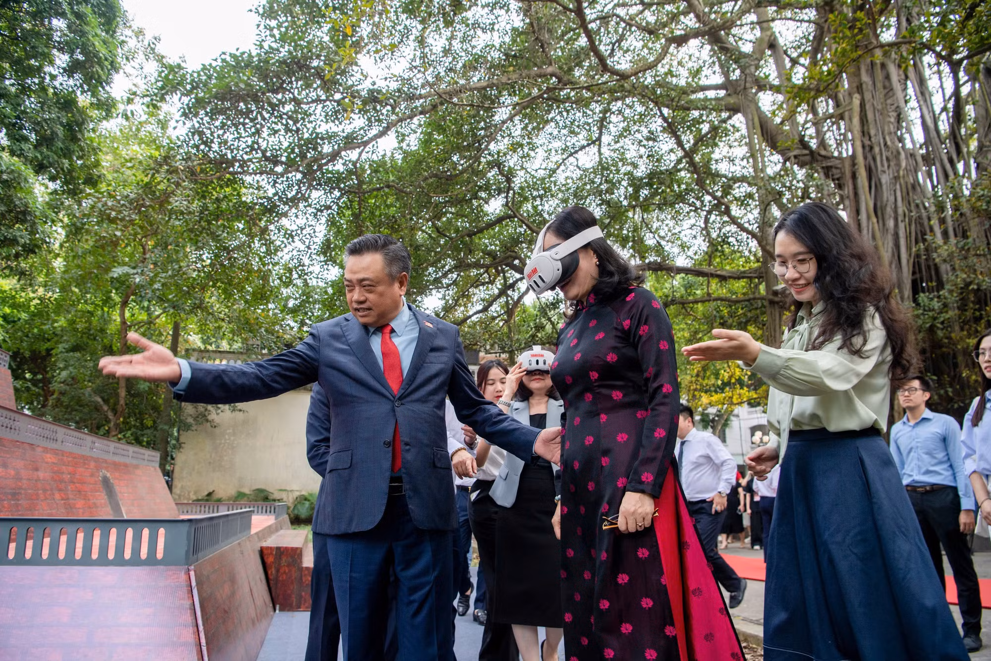 Các đại biểu trải nghiệm Triển lãm tương tác Cột cờ Hà Nội.