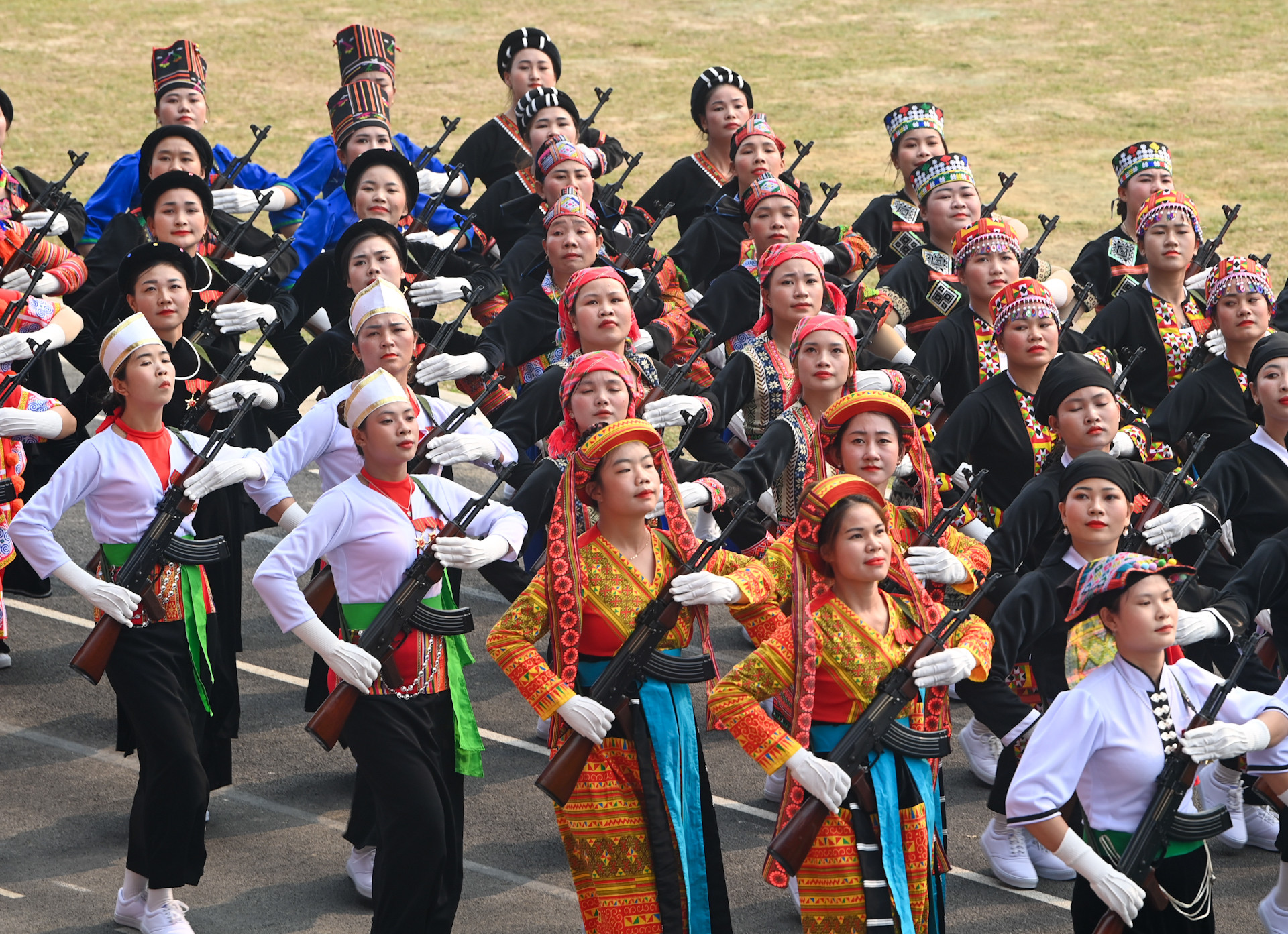 Trong chiến dịch Điện Biên Phủ, nữ Dân quân các dân tộc Tây Bắc không quản ngại gian khổ, hy sinh, tích cực tham gia kháng chiến, chăm nuôi bộ đội, thương binh, vận chuyển lương thực, thực phẩm, vũ khí, làm đường giao thông…