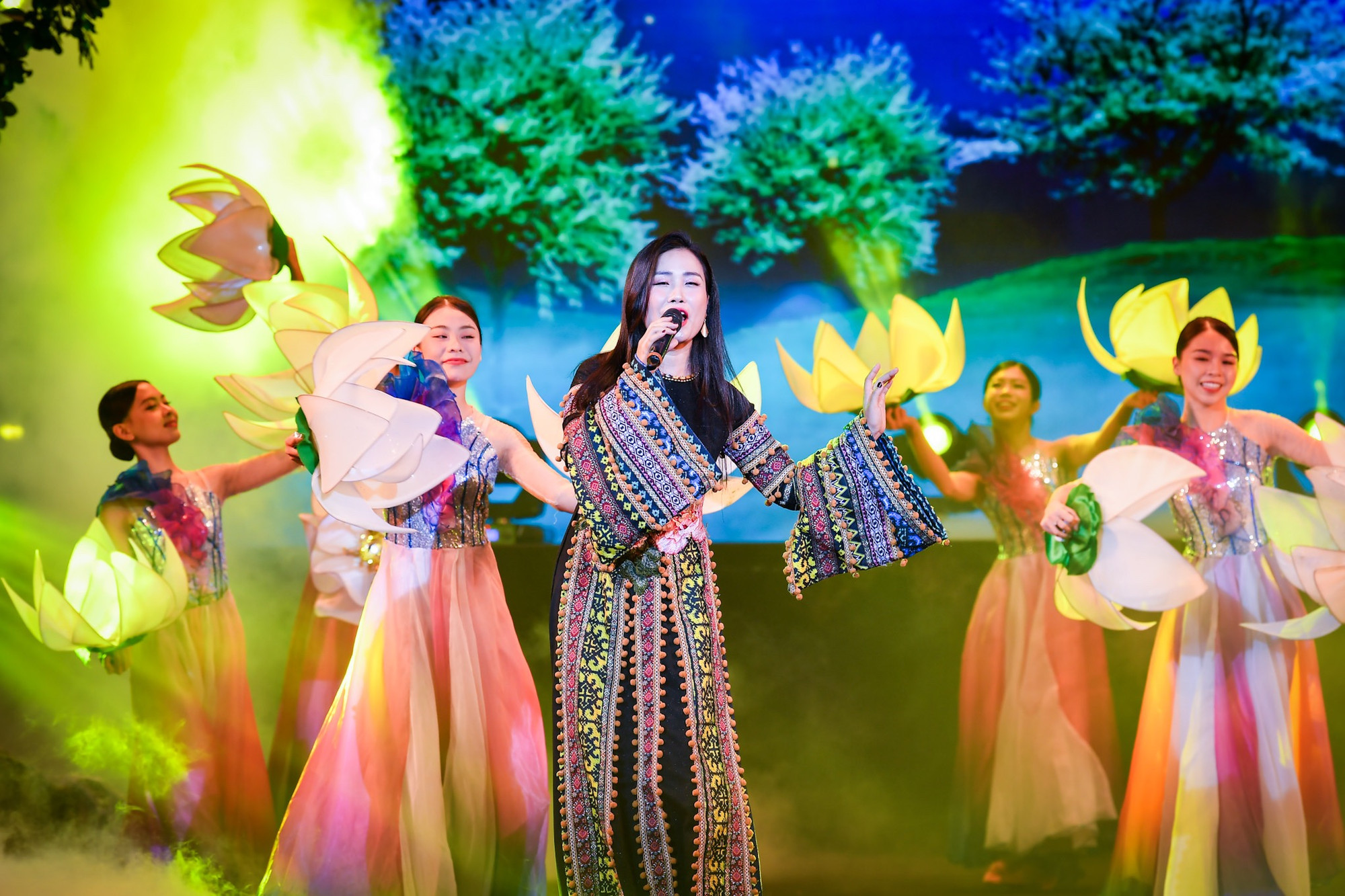 Ca sĩ Hồng Nhung và Đoàn múa HT, Dàn hợp xướng Hà Nội với ca khúc Tiếng hát giữa rừng Pác Bó. Ca sĩ Hồng Nhung và Đoàn múa HT, Dàn hợp xướng Hà Nội với ca khúc Tiếng hát giữa rừng Pác Bó.