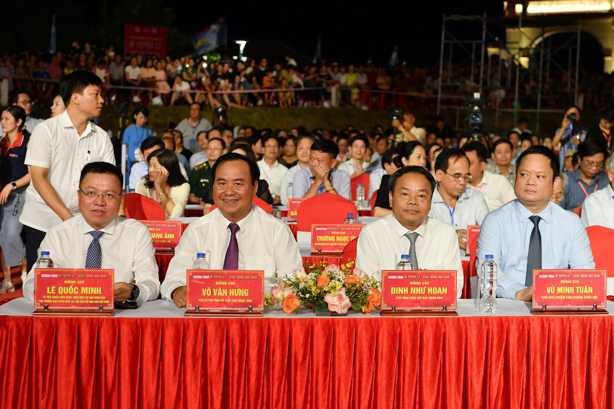 Các đại biểu tham dự chương trình nghệ thuật chính luận đặc biệt Vĩ tuyến 17 - Khát vọng hòa bình. Các đại biểu tham dự chương trình nghệ thuật chính luận đặc biệt Vĩ tuyến 17 - Khát vọng hòa bình.