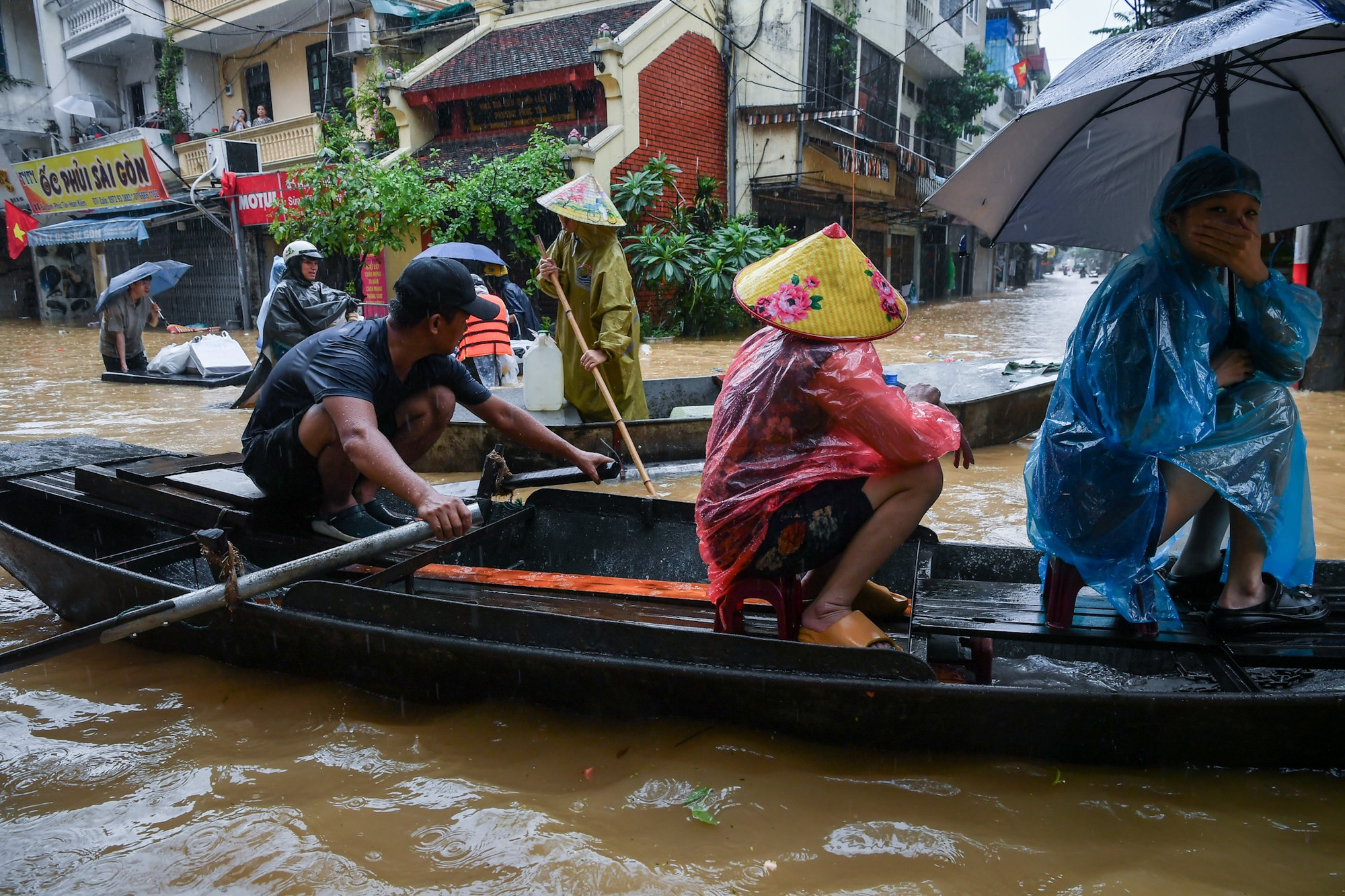 Các con thuyền ngược xuôi qua lại...