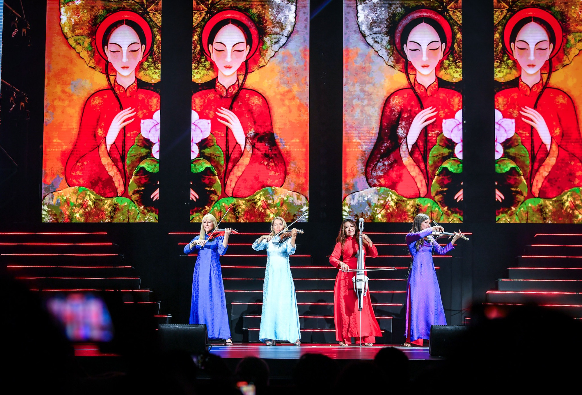 Sự kết hợp giữa âm nhạc của Bond với sân khấu ấn tượng đã tạo nên hiệu ứng đặc biệt cho khán giả.