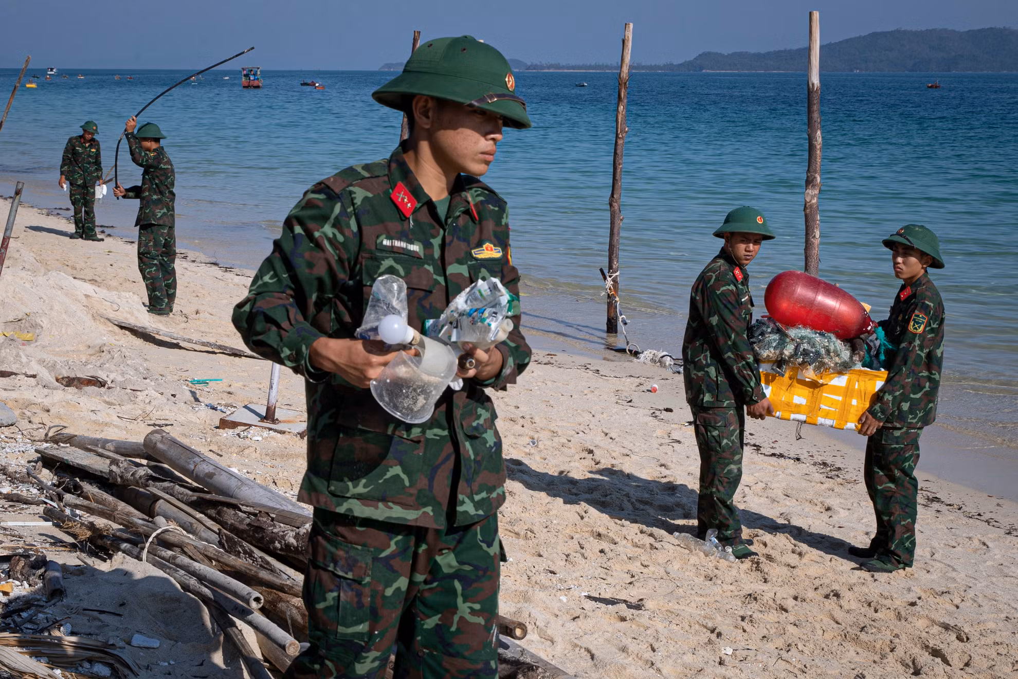 Các chiến sĩ của Tiểu đoàn đảo Cô Tô (Lữ đoàn 242) giúp đỡ người dân trên địa bàn khắc phục thiệt hại sau bão Yagi.