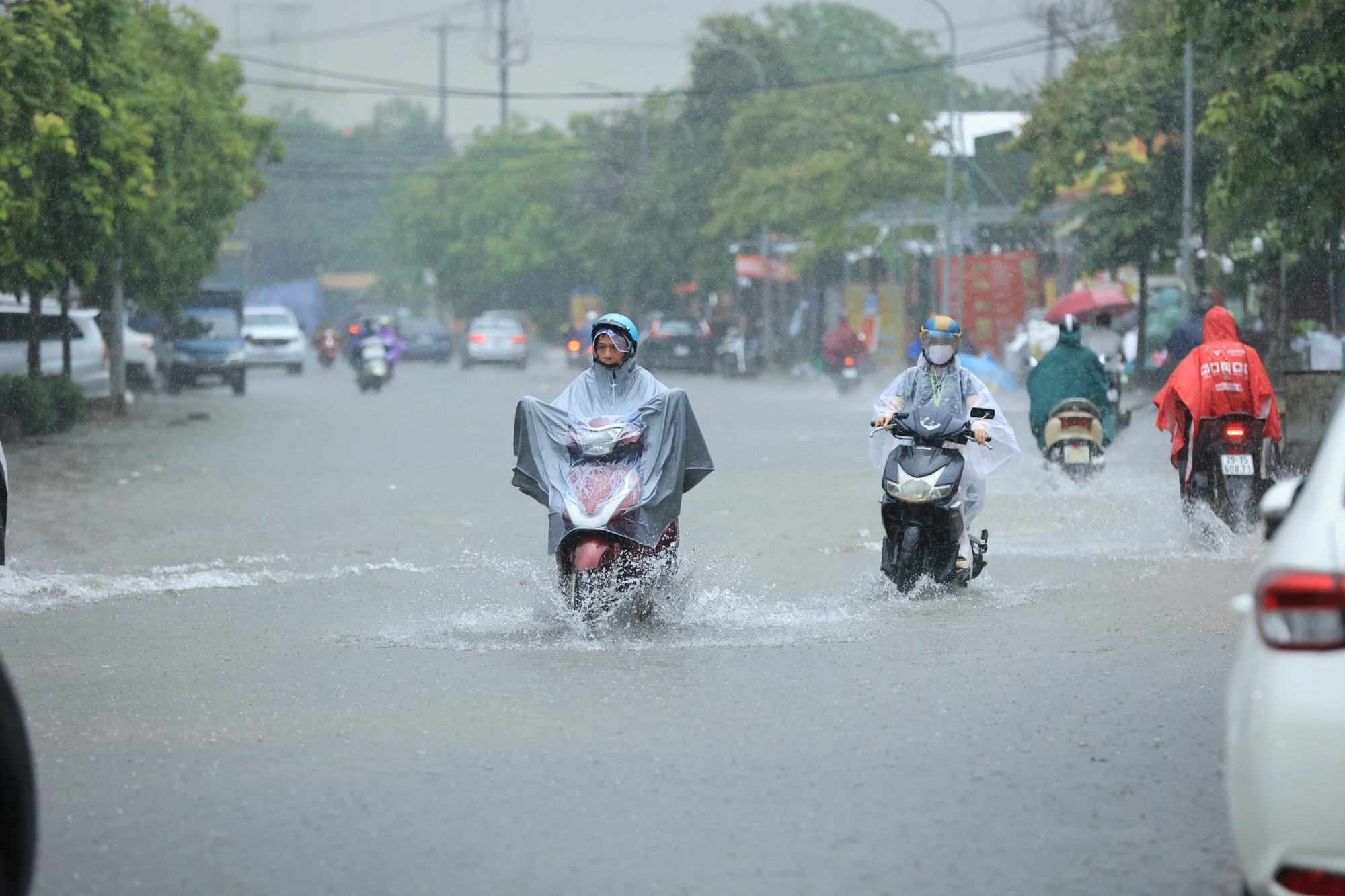 Tại đường Tân Triều, mưa lớn cũng gây ngập úng khá nghiêm trọng vào sáng nay 5/6.