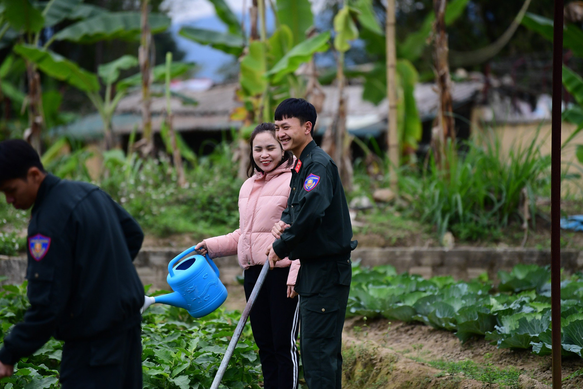 Tình dân quân ấm áp ngày cuối năm.