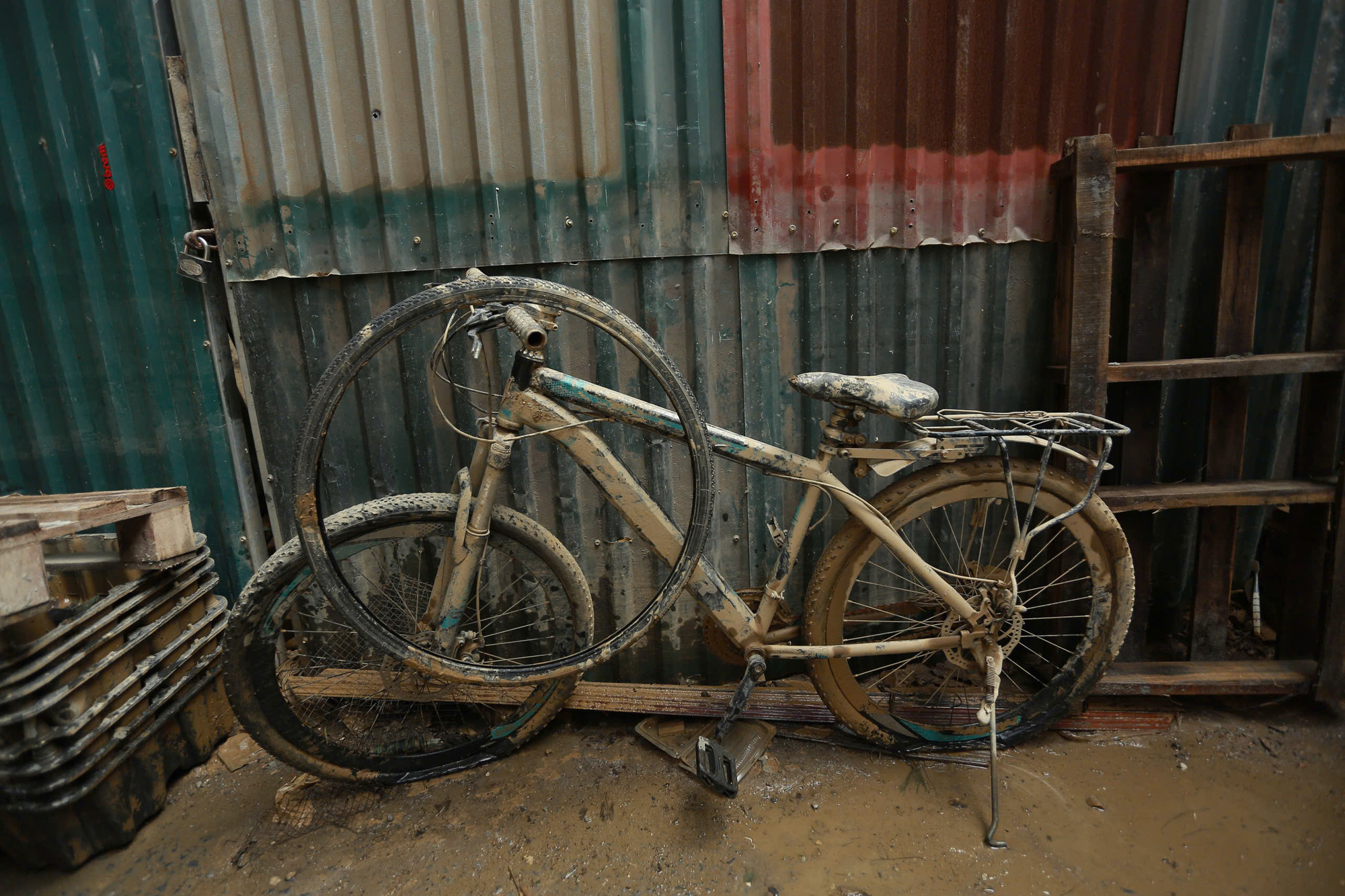 Một chiếc xe đạp đầy bùn do người dân không kịp di dời khi nước dâng cao.