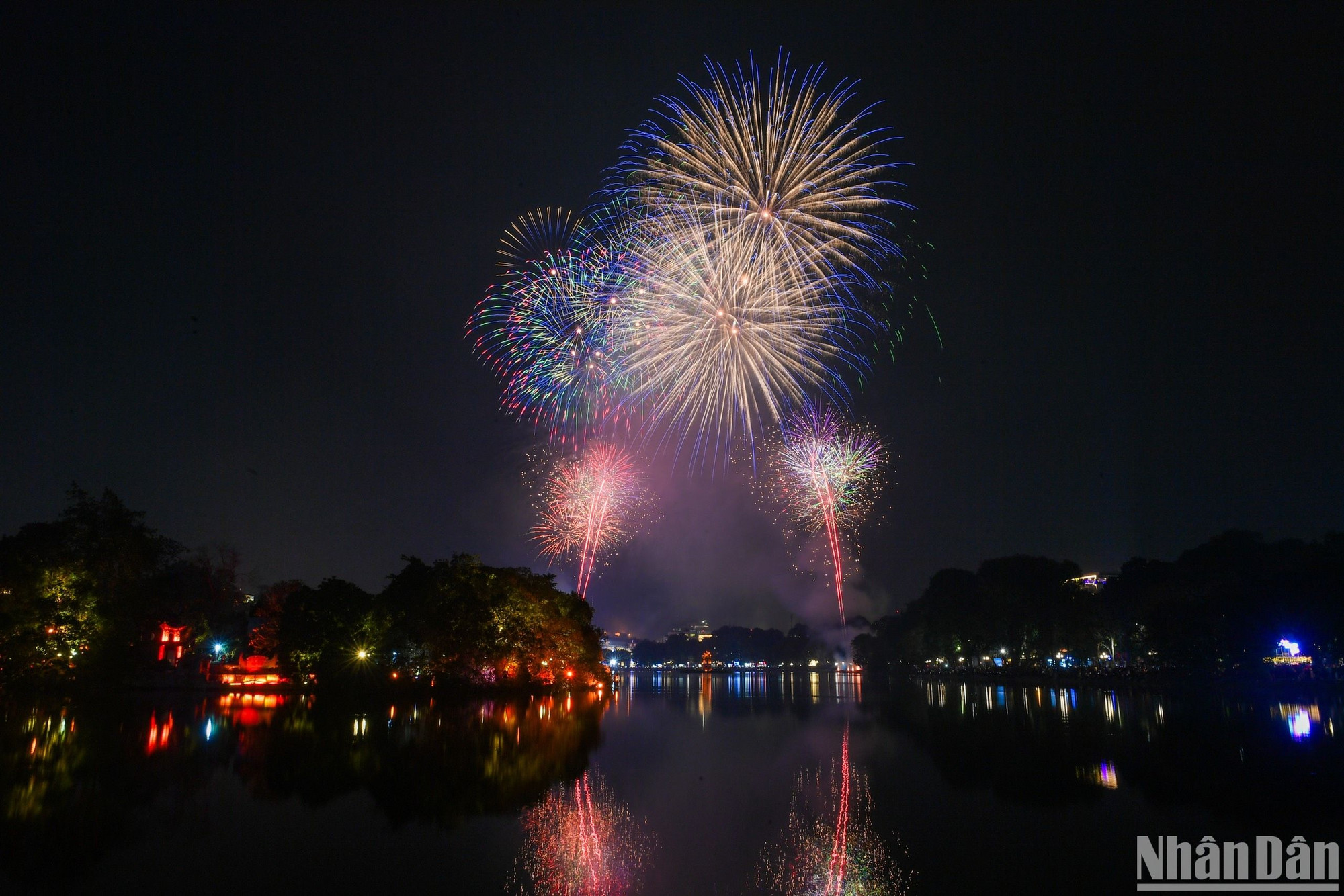 Trong thời lượng 15 phút, người dân Hà Nội đã được chứng kiến những màn pháo hoa vô cùng mãn nhãn.