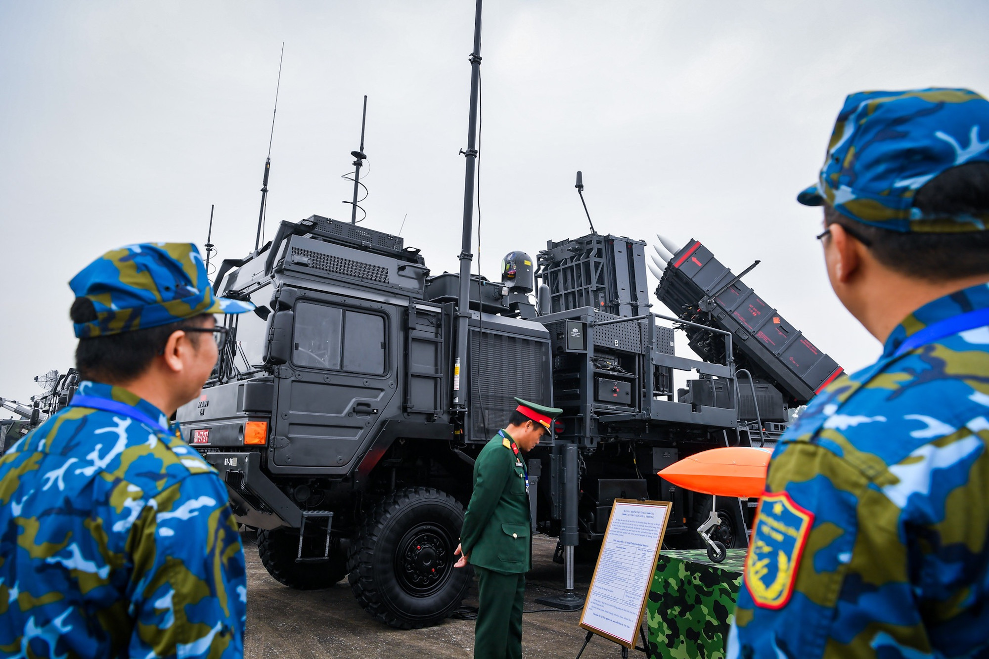 Tổ hợp trên bao gồm một xe chỉ huy (CCU), xe chiến đấu tầm ngắn Spyder-SR, xe chiến đấu tầm trung Spyder-MR, cùng đạn tập.