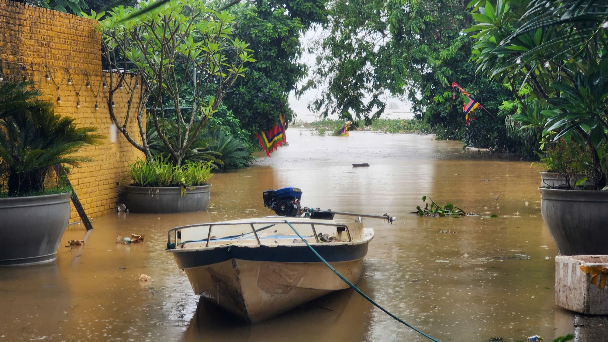 Tại khu vực Bến Bạc, nước từ sông đã tràn vào và ngập rất cao. Đêm 10, rạng sáng 11/9, Ủy ban nhân dân phường Phú Thượng đã phải di tản khẩn cấp các hộ dân tại 2 tổ dân phố 15, 16 phía ngoài đê về nơi trú ẩn an toàn. Tại khu vực Bến Bạc, nước từ sông đã tràn vào và ngập rất cao. Đêm 10, rạng sáng 11/9, Ủy ban nhân dân phường Phú Thượng đã phải di tản khẩn cấp các hộ dân tại 2 tổ dân phố 15, 16 phía ngoài đê về nơi trú ẩn an toàn.