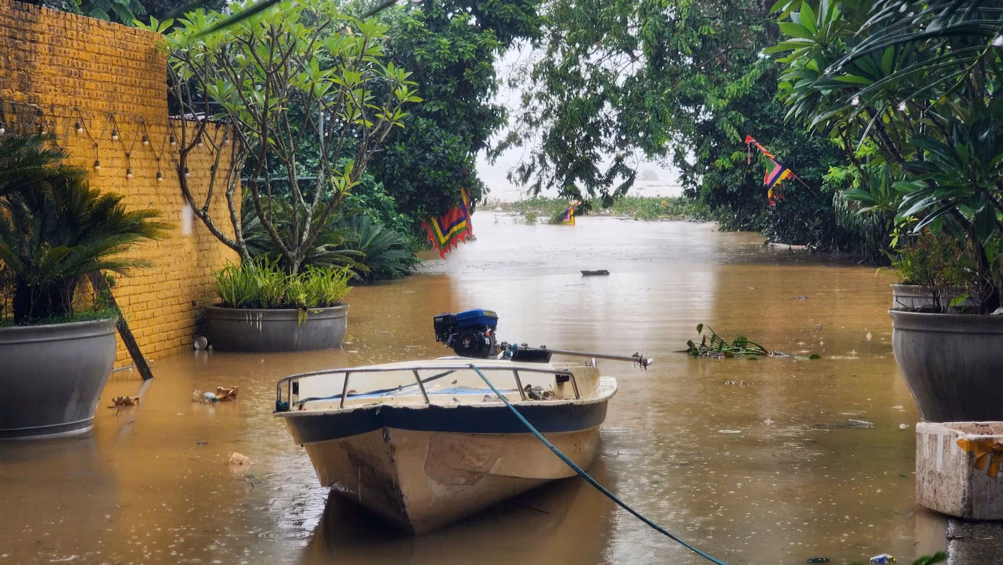 Tại khu vực Bến Bạc, nước từ sông đã tràn vào và ngập rất cao. Đêm 10, rạng sáng 11/9, Ủy ban nhân dân phường Phú Thượng đã phải di tản khẩn cấp các hộ dân tại 2 tổ dân phố 15, 16 phía ngoài đê về nơi trú ẩn an toàn.