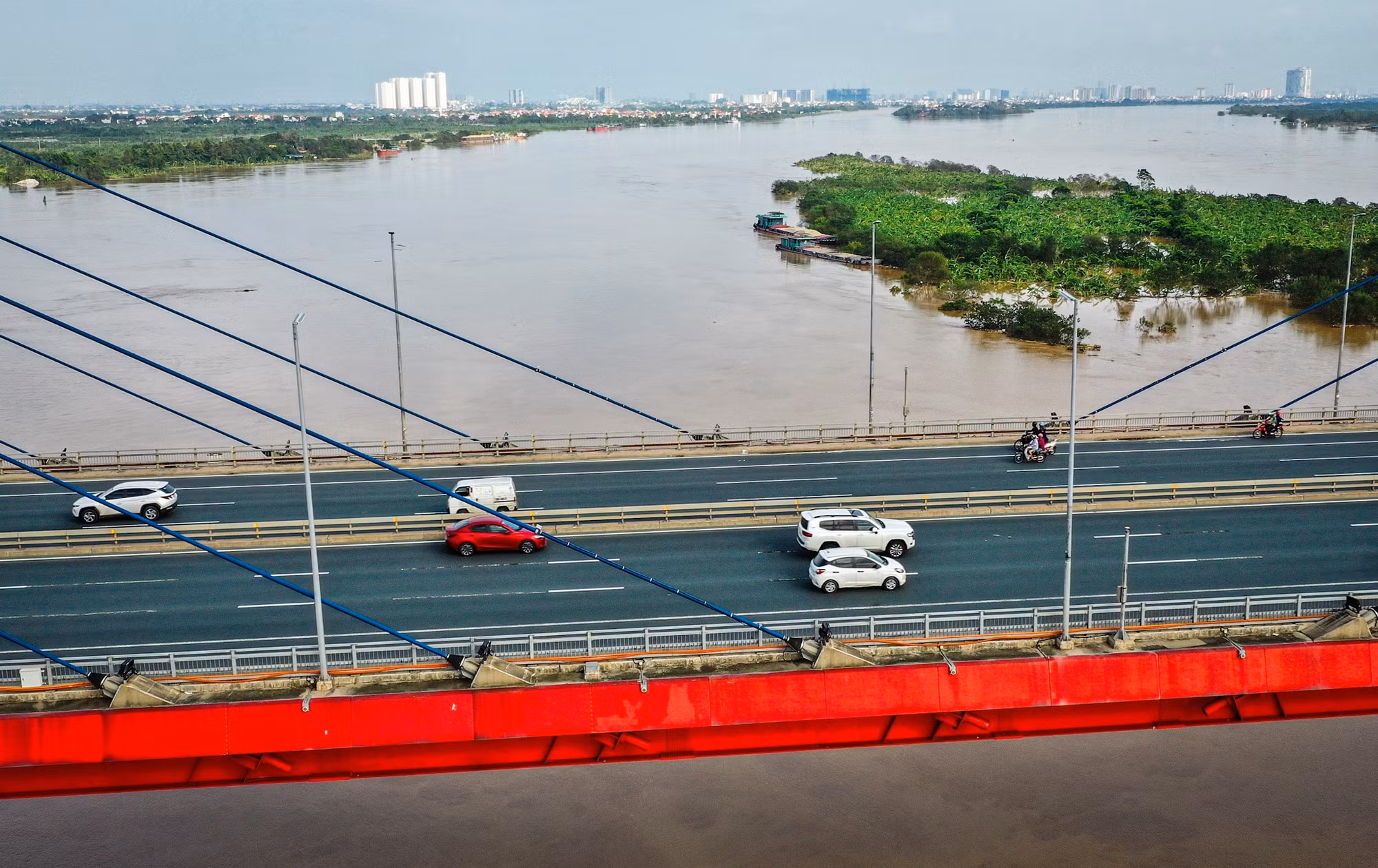 Từ góc nhìn này có thể thấy vùng đất ngoài đê sông Hồng (đoạn gần cầu Nhật Tân) vẫn còn ngập rất sâu.