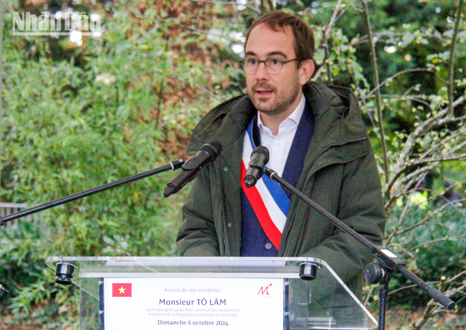 Thị trưởng Patrice Bessac phát biểu tại lễ dâng hoa.