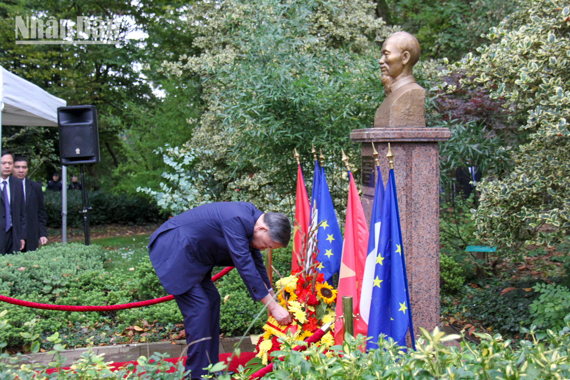 Tổng Bí thư, Chủ tịch nước Tô Lâm dâng hoa trước tượng Chủ tịch Hồ Chí Minh.