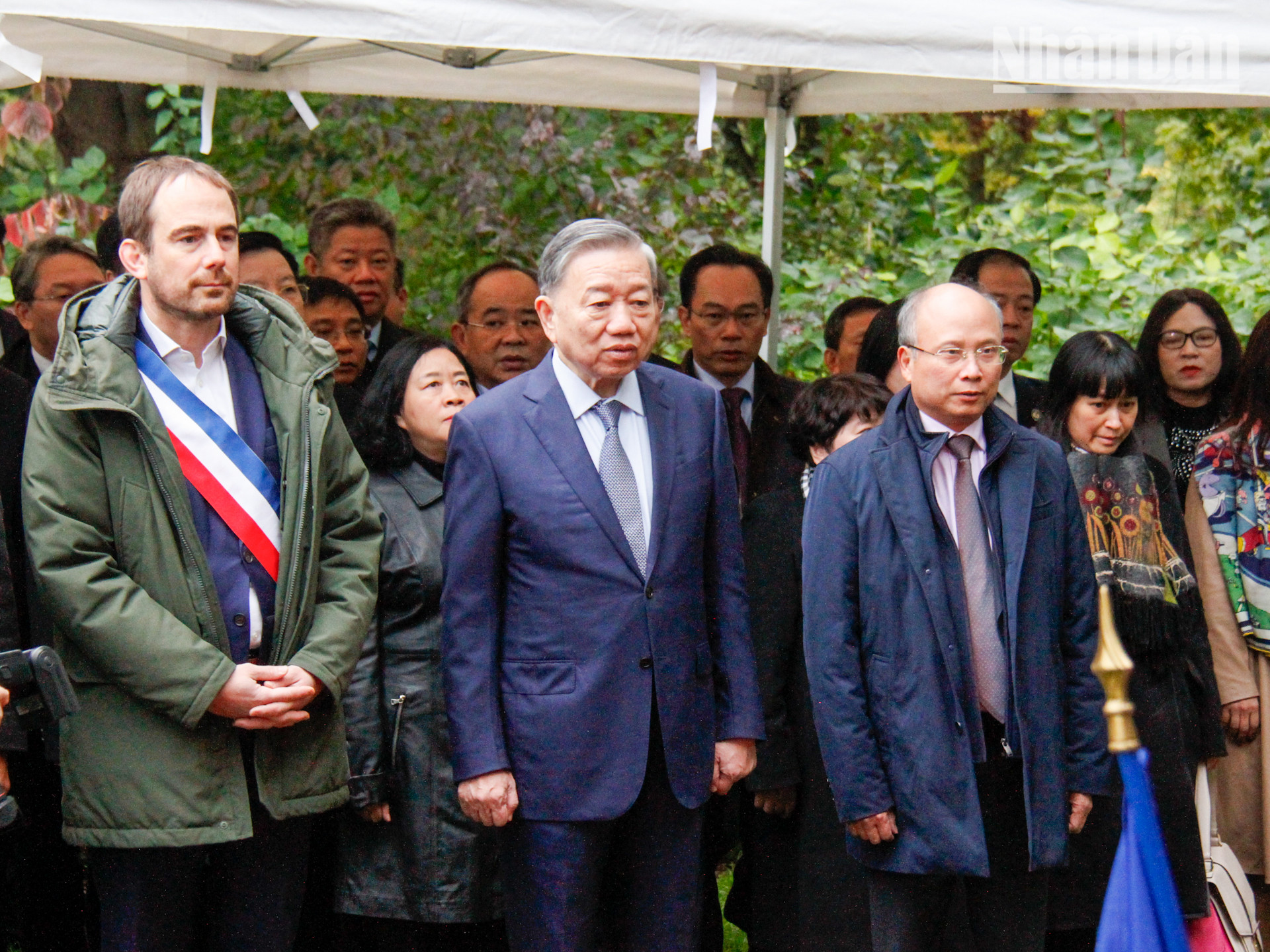 Tổng Bí thư, Chủ tịch nước Tô Lâm và các đại biểu thành kính dành một phút mặc niệm tưởng nhớ Chủ tịch Hồ Chí Minh, vị lãnh tụ vĩ đại của Việt Nam.