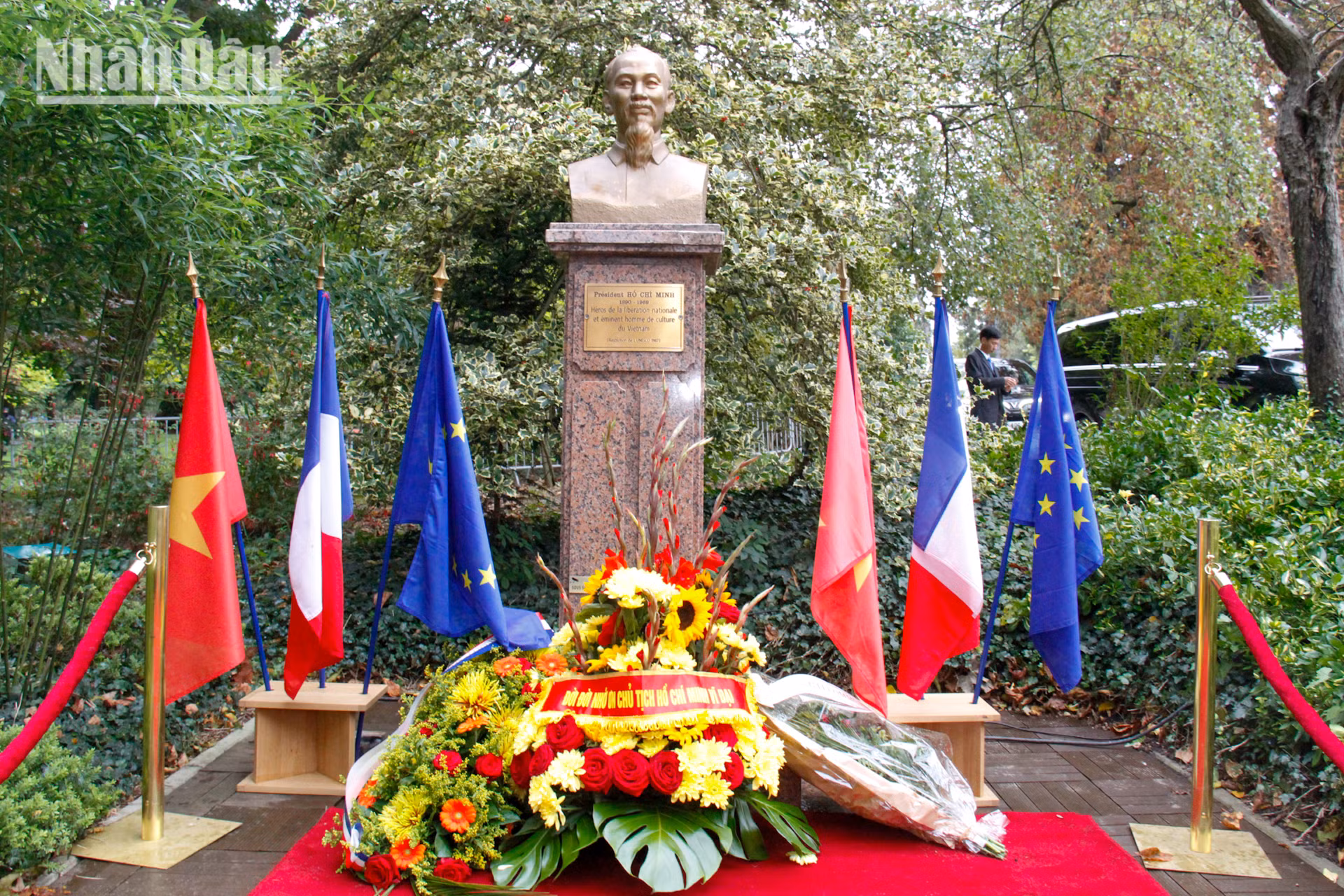 Những bông hoa tươi thắm của Tổng Bí thư, Chủ tịch nước Tô Lâm và Đoàn đại biểu cấp cao, Đảng Cộng sản Pháp và thành phố Montreui kính dâng Chủ tịch Hồ Chí Minh Những bông hoa tươi thắm của Tổng Bí thư, Chủ tịch nước Tô Lâm và Đoàn đại biểu cấp cao, Đảng Cộng sản Pháp và thành phố Montreui kính dâng Chủ tịch Hồ Chí Minh