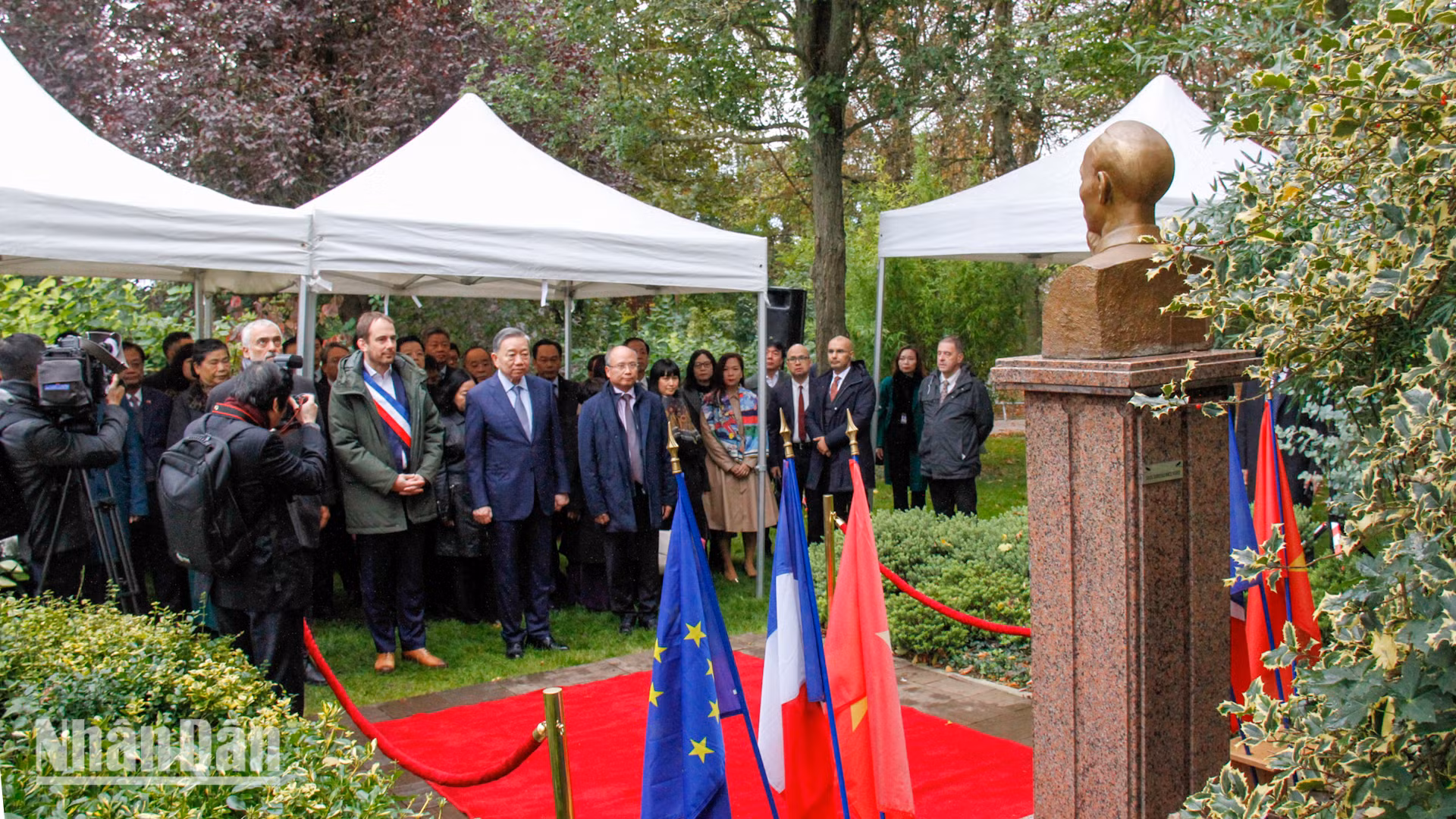 Tổng Bí thư, Chủ tịch nước Tô Lâm cùng Đoàn đại biểu cấp cao Việt Nam dâng hoa trước tượng Chủ tịch Hồ Chí Minh. Tổng Bí thư, Chủ tịch nước Tô Lâm cùng Đoàn đại biểu cấp cao Việt Nam dâng hoa trước tượng Chủ tịch Hồ Chí Minh.