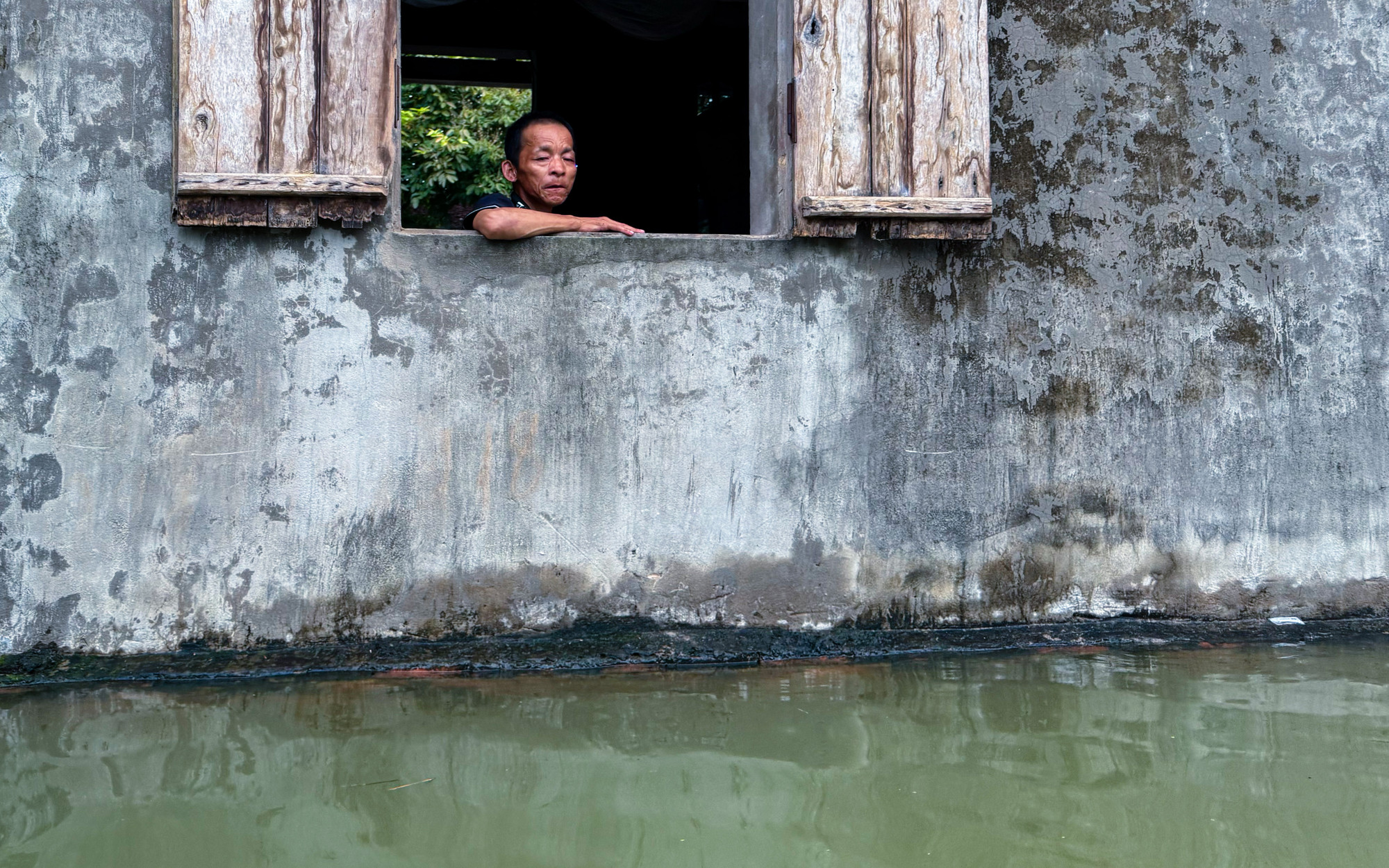 Nước ngập sâu tại Nam Phương Tiến khiến cuộc sống của người dân gặp rất nhiều khó khăn.