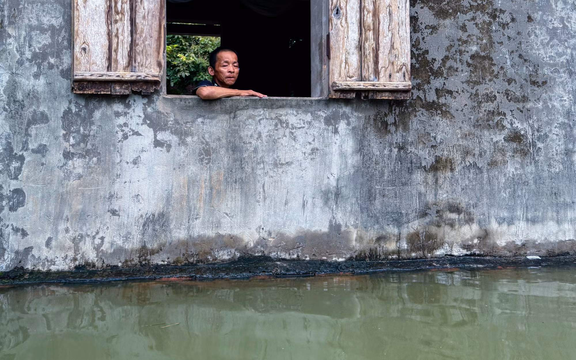 Nước ngập sâu tại Nam Phương Tiến khiến cuộc sống của người dân gặp rất nhiều khó khăn.