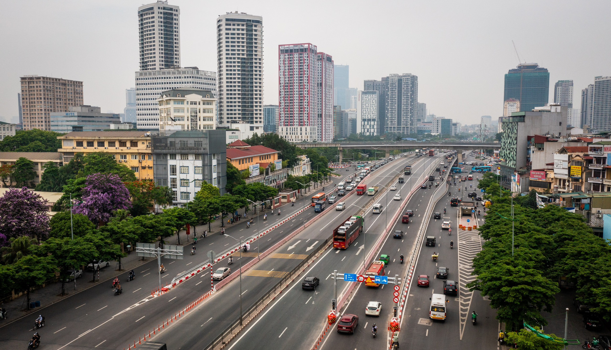 Nút giao thông vốn thường xuyên ùn tắc trở nên thông thoáng sau hơn 1 tuần cầu vượt Mai Dịch được thông xe.