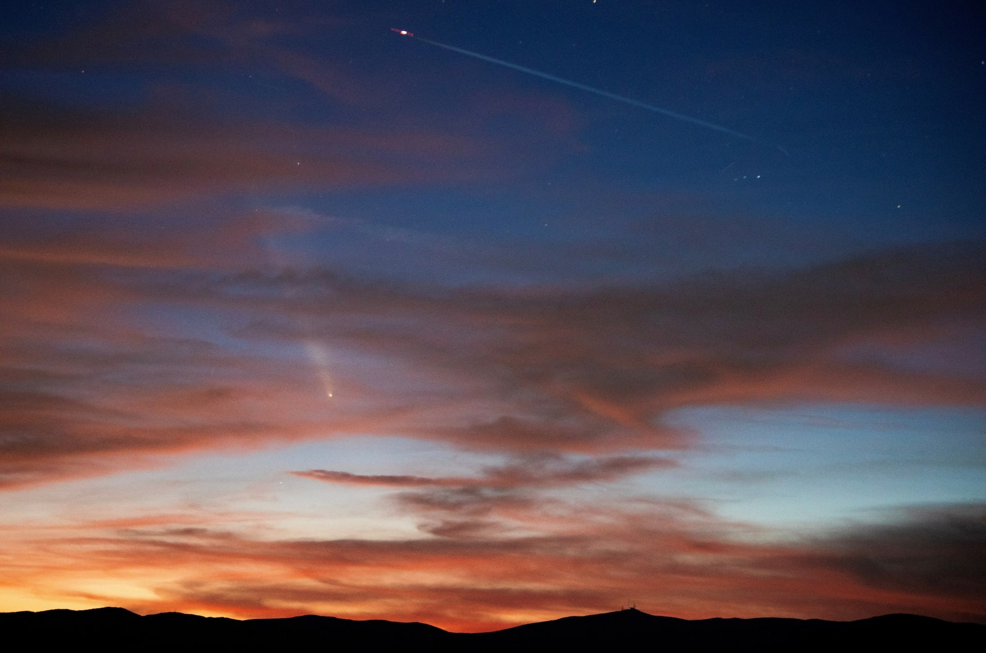 Sao chổi xuất hiện ngay khi hoàng hôn tại Bắc Macedonia chiều 13/10. (Ảnh: Reuters)