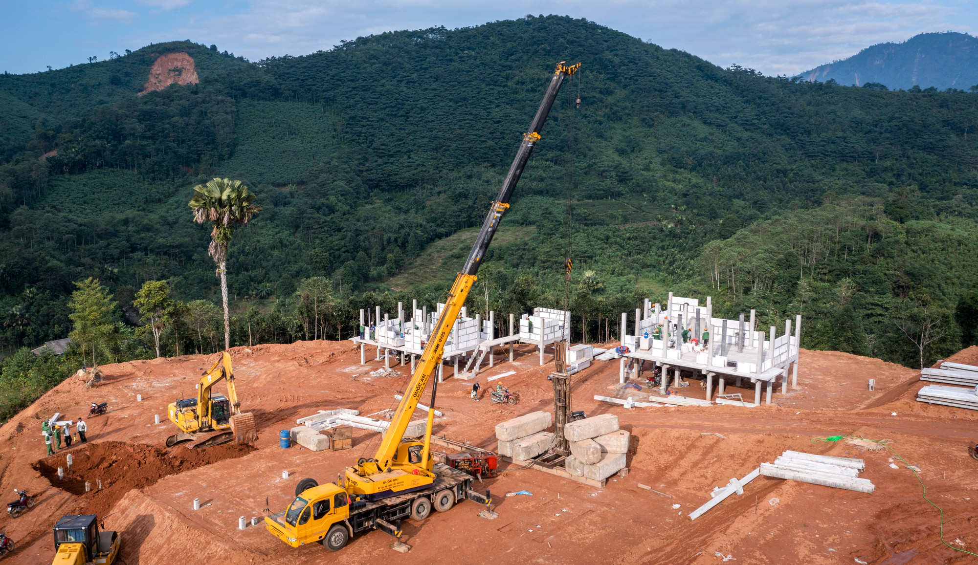 Máy móc hoạt động ngày đêm để ép cọc, tạo móng trên công trường dựng xây thôn Làng Nủ mới.