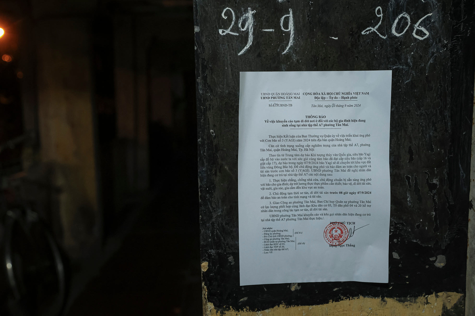 Thông báo của phường Tân Mai về việc tạm di dời tránh bão số 3. Thông báo đề nghị người dân di dời khỏi căn hộ đang sinh sống chậm nhất trước 8 giờ sáng mai, 7/9. Thông báo của phường Tân Mai về việc tạm di dời tránh bão số 3. Thông báo đề nghị người dân di dời khỏi căn hộ đang sinh sống chậm nhất trước 8 giờ sáng mai, 7/9.