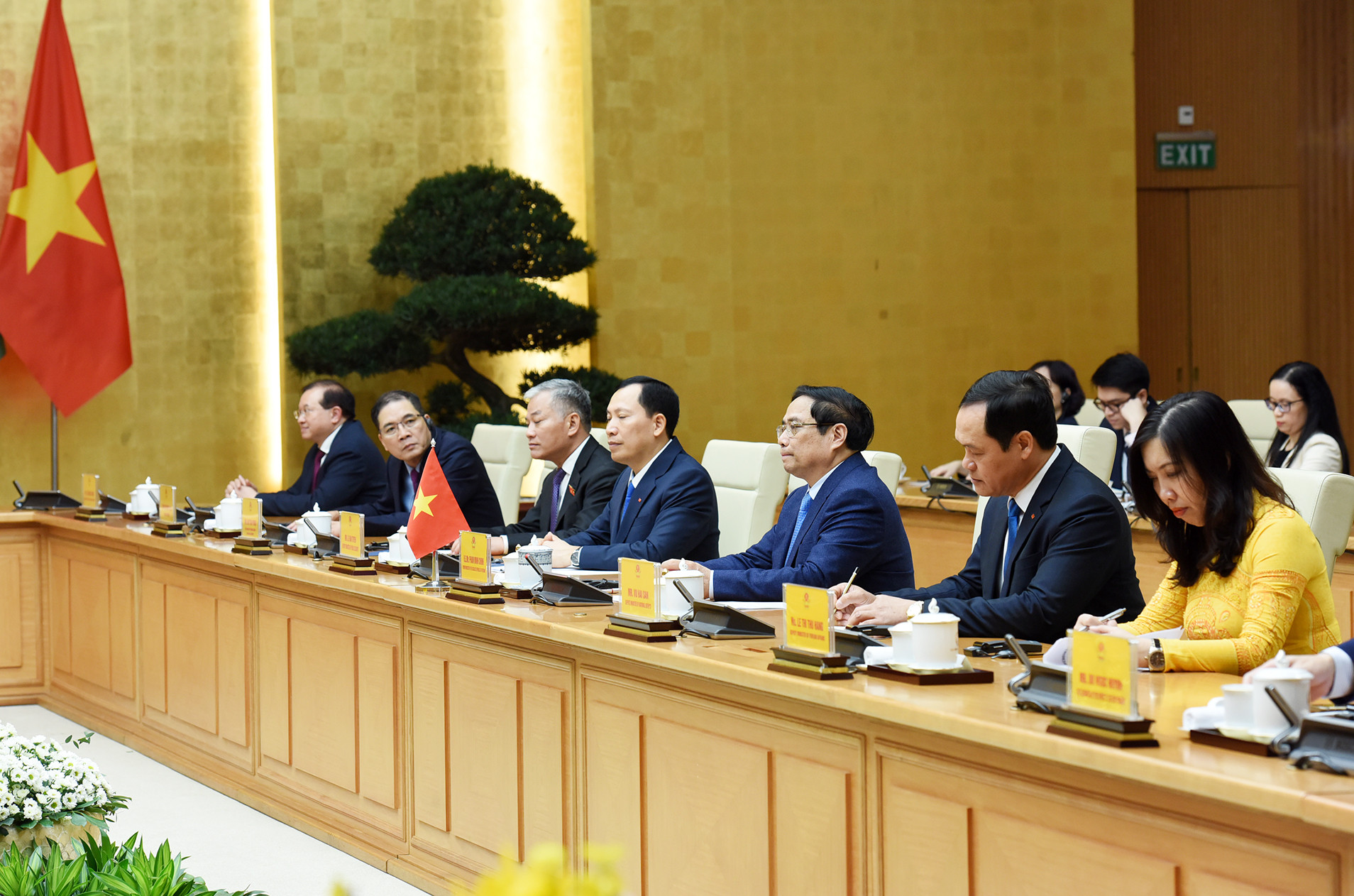 Thủ tướng Phạm Minh Chính và đại diện lãnh đạo các bộ, ban ngành tại cuộc hội kiến Chủ tịch Quốc hội Bulgaria Rossen Dimitrov Jeliazkov. Thủ tướng Phạm Minh Chính và đại diện lãnh đạo các bộ, ban ngành tại cuộc hội kiến Chủ tịch Quốc hội Bulgaria Rossen Dimitrov Jeliazkov.