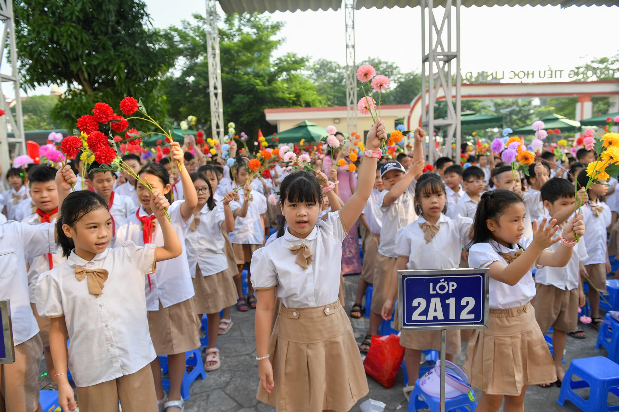 Cũng trong sáng 5/9, cô và trò trường tiểu học Hoàng Mai (quận Hoàng Mai) cũng nô nức bước vào năm học mới.