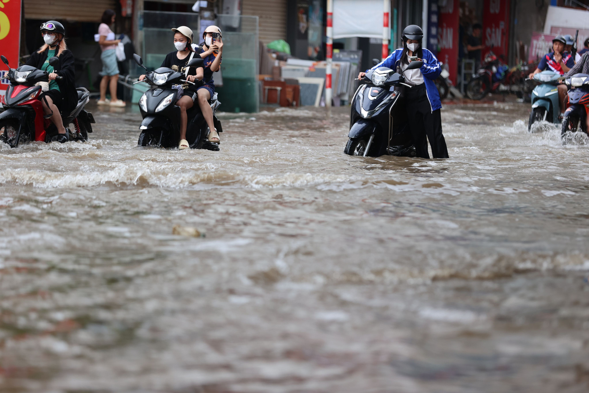 Không ít phương tiện bị chết máy.