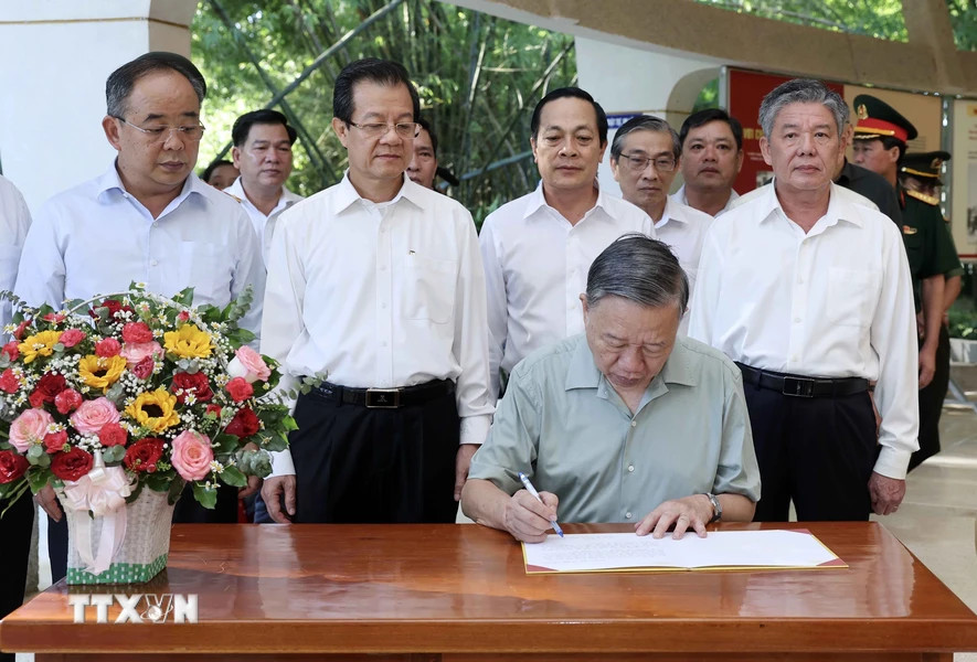 Chủ tịch nước Tô Lâm viết lưu bút tại Đền thờ Chủ tịch Hồ Chí Minh. Chủ tịch nước Tô Lâm viết lưu bút tại Đền thờ Chủ tịch Hồ Chí Minh.