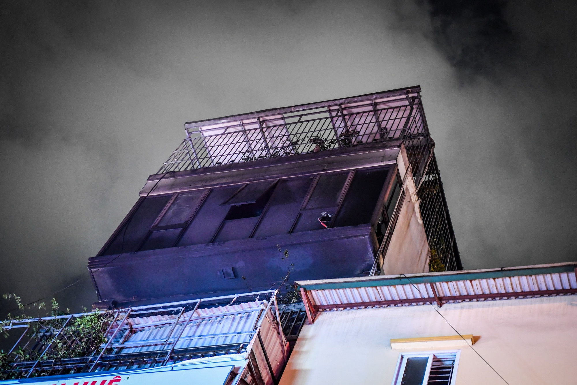 Kết cấu chuồng cọp hàn kín phía trên đã khiến lối thoát của các nạn nhân không còn. Một số nhân chứng cho hay, họ còn nhìn thấy bàn tay và ánh đèn thò ra từ tầng 6 kín mít này... Kết cấu chuồng cọp hàn kín phía trên đã khiến lối thoát của các nạn nhân không còn. Một số nhân chứng cho hay, họ còn nhìn thấy bàn tay và ánh đèn thò ra từ tầng 6 kín mít này...